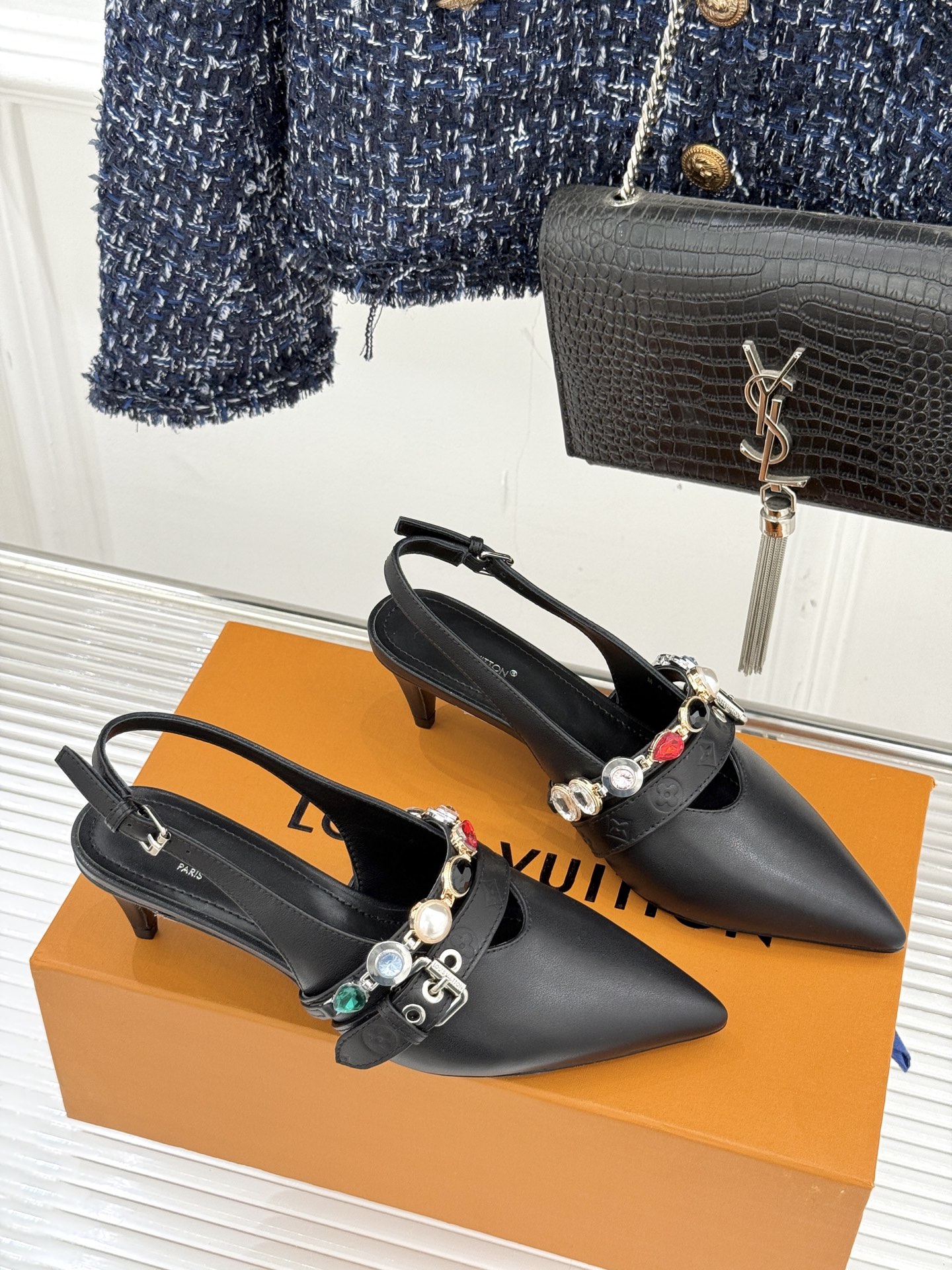 L*V驴家25WF春夏新品复古老花珠宝链条尖头平底猫跟凉鞋经典老花设计彰显品牌的永恒魅力标志性珠宝链条缠