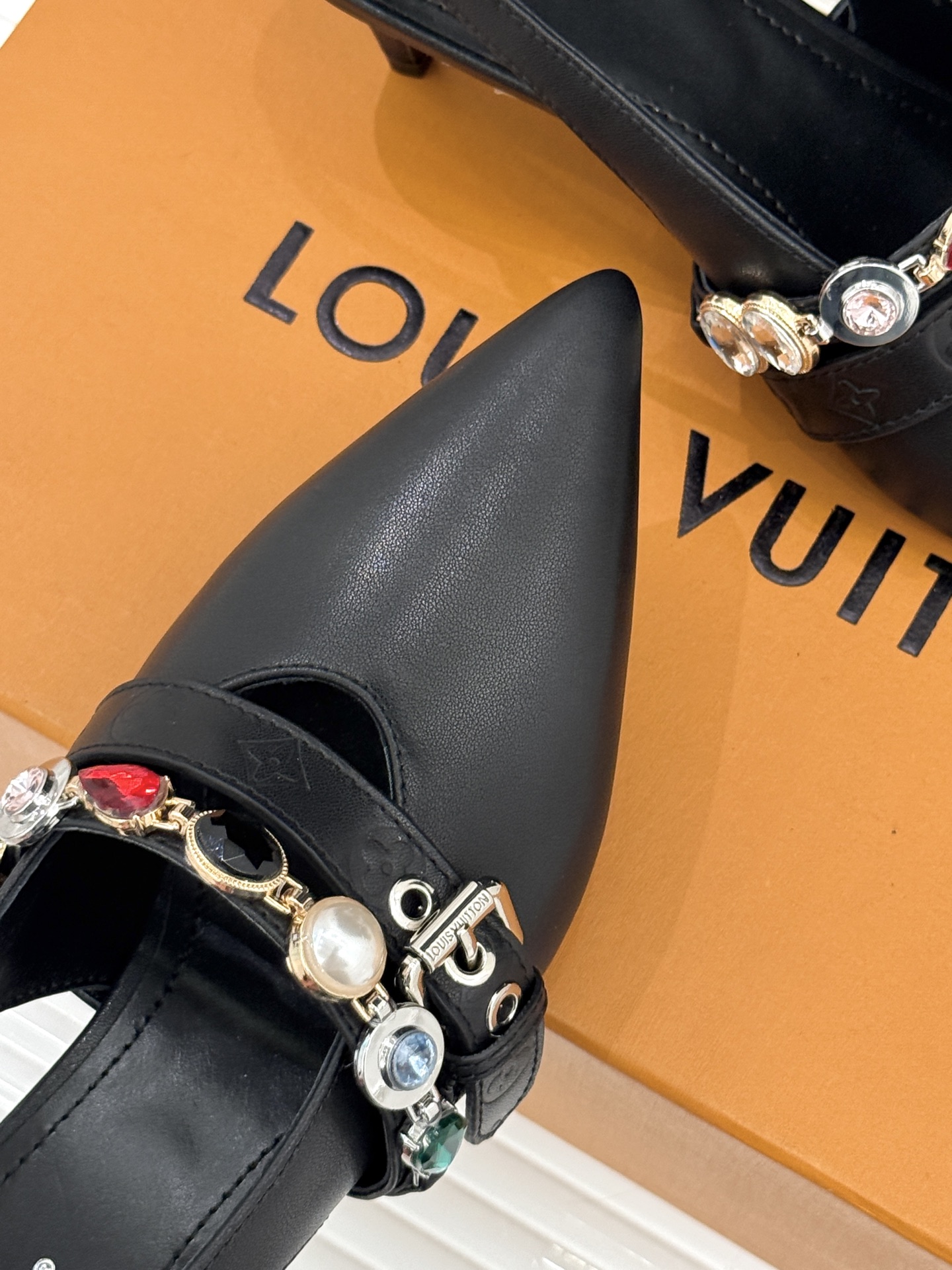 L*V驴家25WF春夏新品复古老花珠宝链条尖头平底猫跟凉鞋经典老花设计彰显品牌的永恒魅力标志性珠宝链条缠