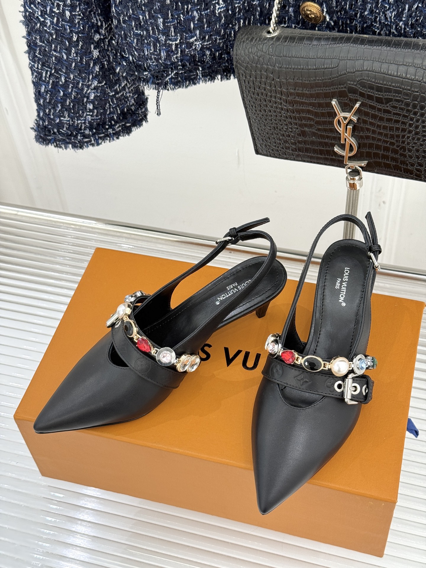 L*V驴家25WF春夏新品复古老花珠宝链条尖头平底猫跟凉鞋经典老花设计彰显品牌的永恒魅力标志性珠宝链条缠