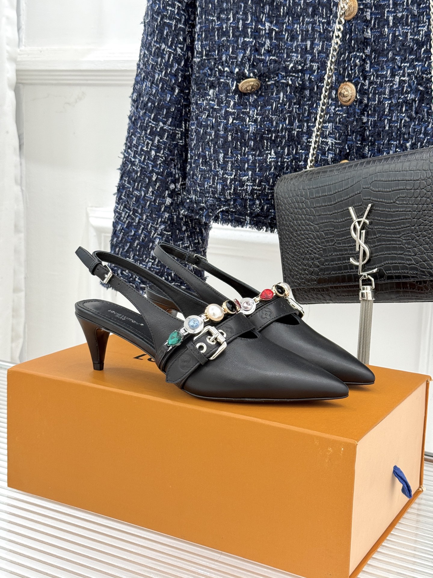 L*V驴家25WF春夏新品复古老花珠宝链条尖头平底猫跟凉鞋经典老花设计彰显品牌的永恒魅力标志性珠宝链条缠