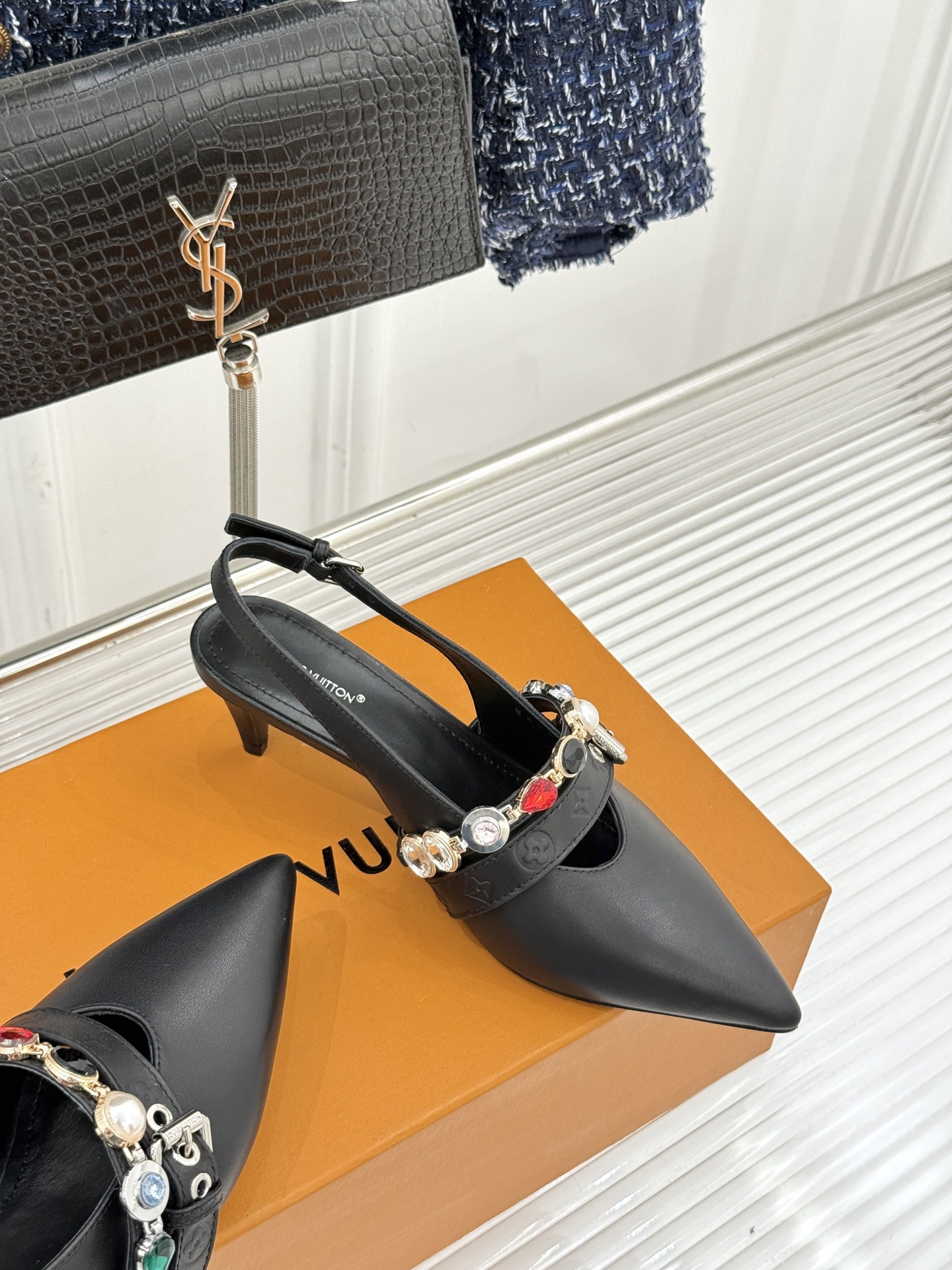 L*V驴家25WF春夏新品复古老花珠宝链条尖头平底猫跟凉鞋经典老花设计彰显品牌的永恒魅力标志性珠宝链条缠