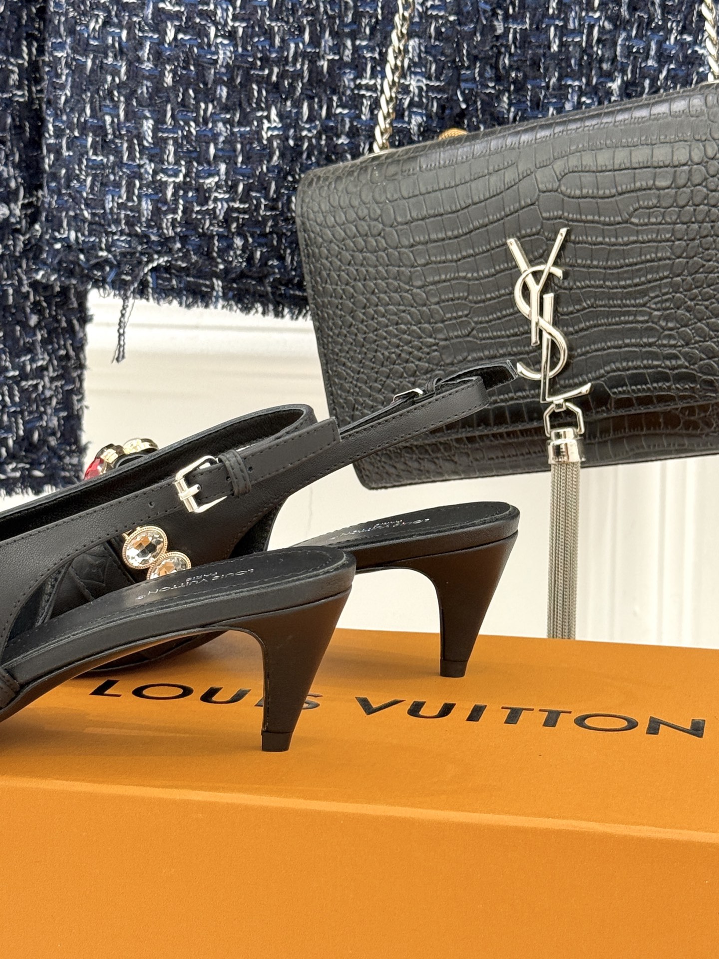 L*V驴家25WF春夏新品复古老花珠宝链条尖头平底猫跟凉鞋经典老花设计彰显品牌的永恒魅力标志性珠宝链条缠