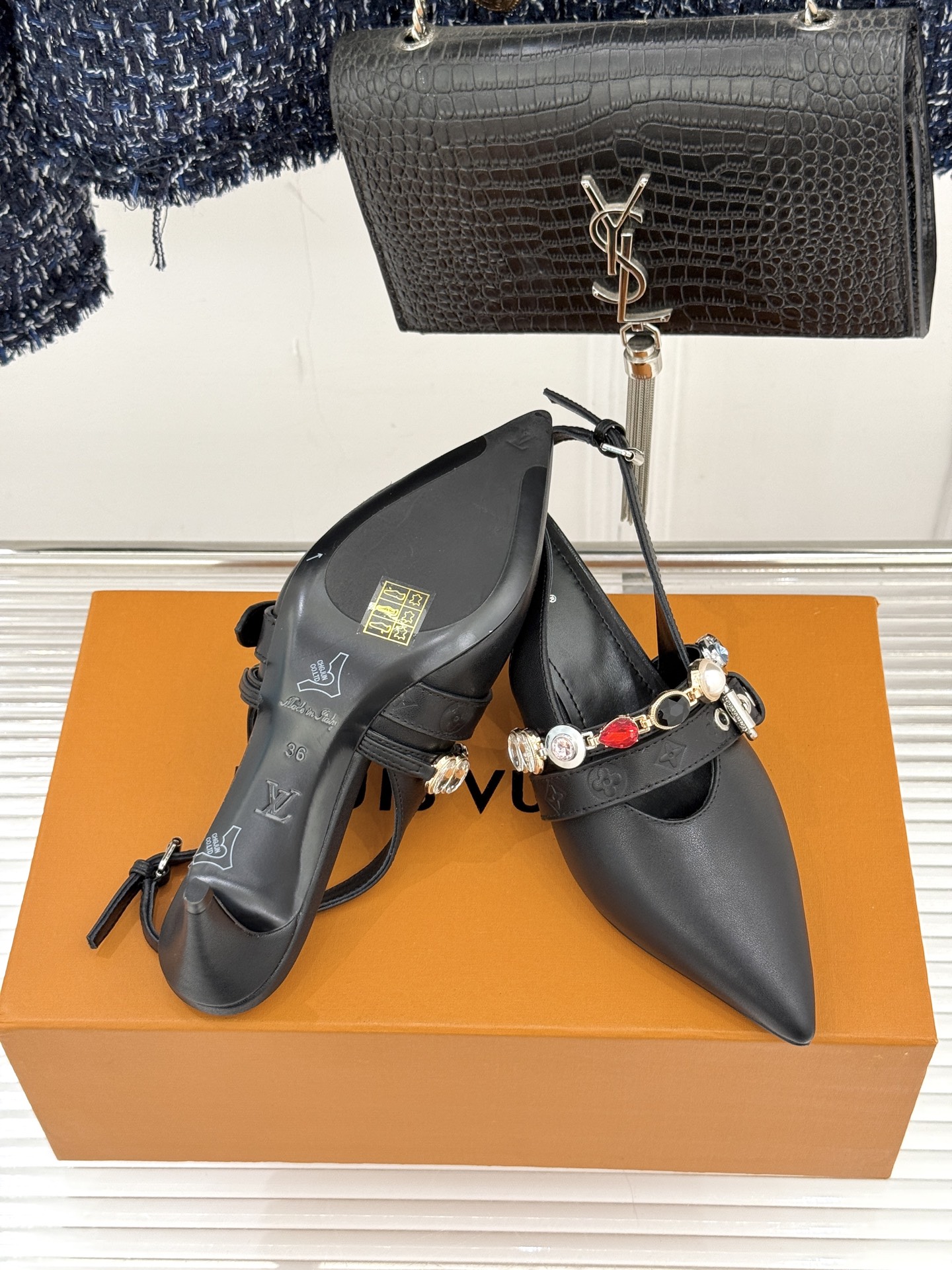 L*V驴家25WF春夏新品复古老花珠宝链条尖头平底猫跟凉鞋经典老花设计彰显品牌的永恒魅力标志性珠宝链条缠