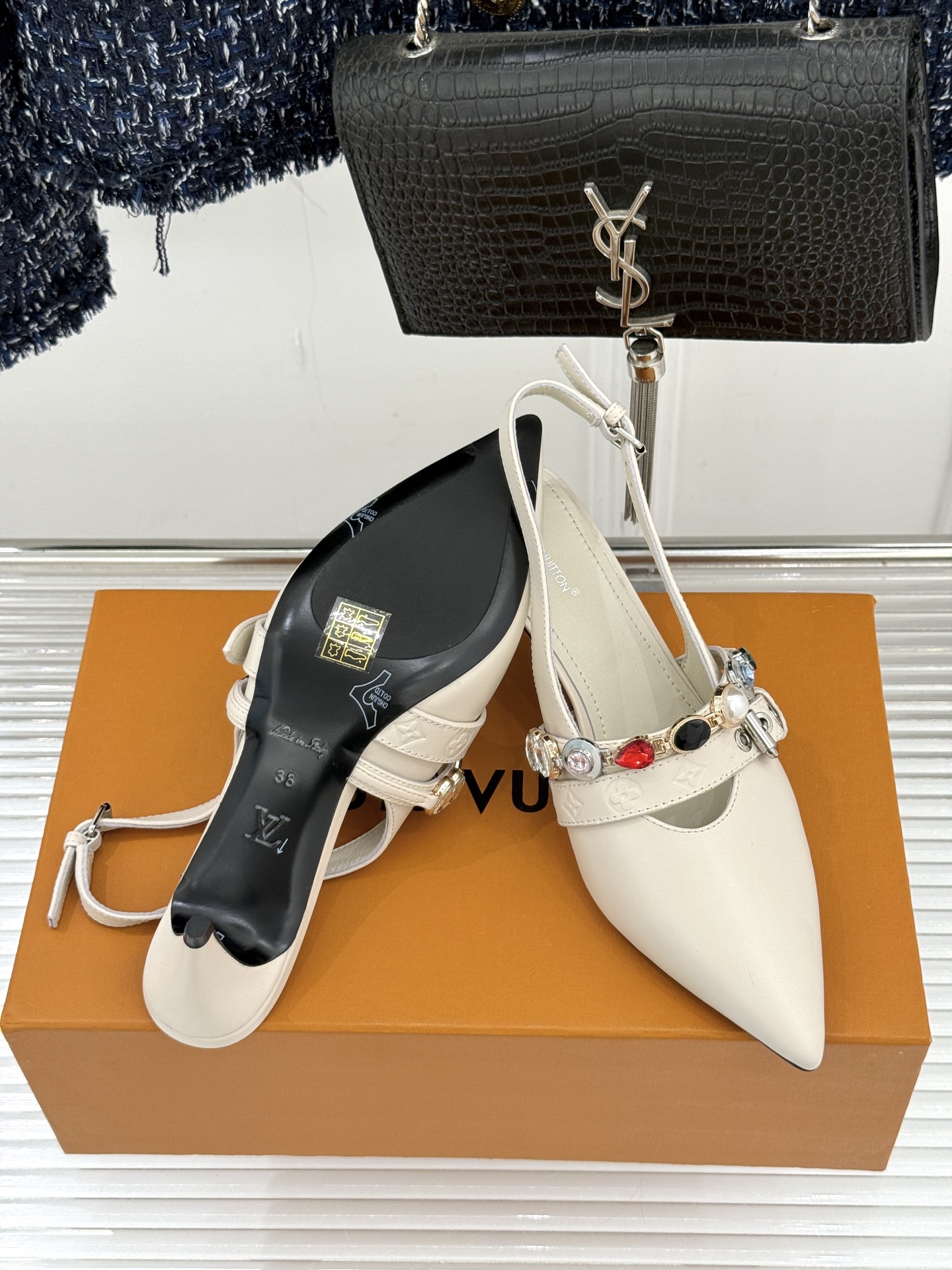 L*V驴家25WF春夏新品复古老花珠宝链条尖头平底猫跟凉鞋经典老花设计彰显品牌的永恒魅力标志性珠宝链条缠