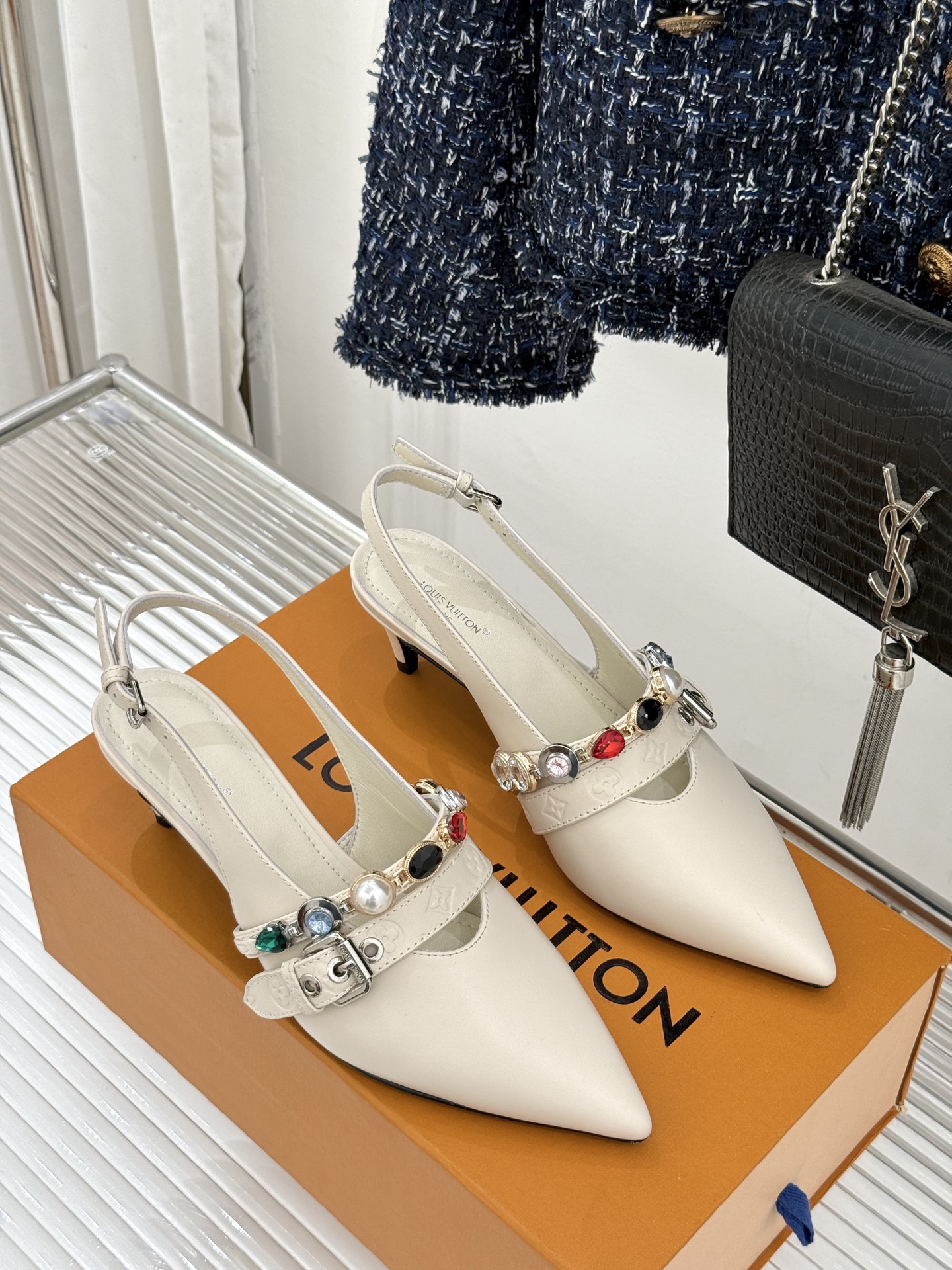 L*V驴家25WF春夏新品复古老花珠宝链条尖头平底猫跟凉鞋经典老花设计彰显品牌的永恒魅力标志性珠宝链条缠