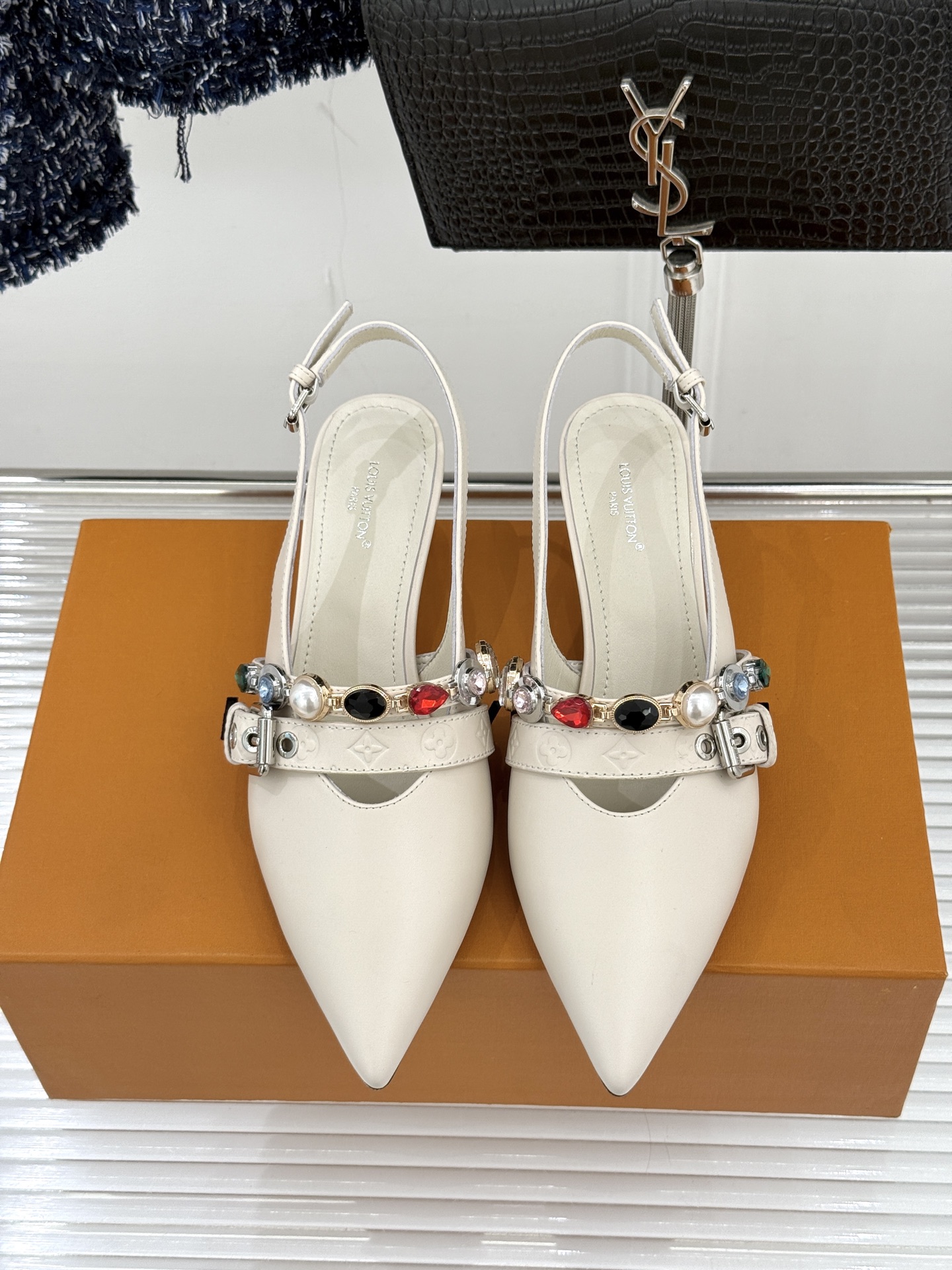 L*V驴家25WF春夏新品复古老花珠宝链条尖头平底猫跟凉鞋经典老花设计彰显品牌的永恒魅力标志性珠宝链条缠