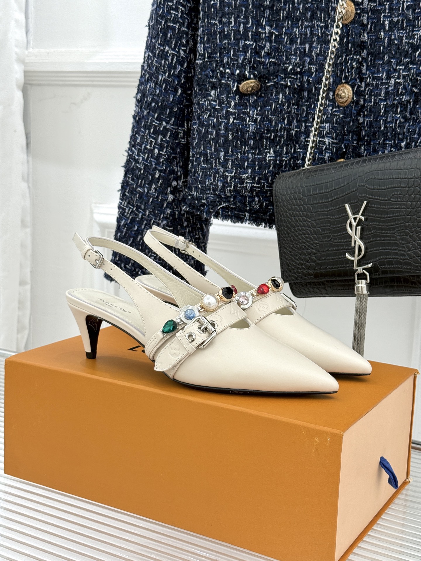 L*V驴家25WF春夏新品复古老花珠宝链条尖头平底猫跟凉鞋经典老花设计彰显品牌的永恒魅力标志性珠宝链条缠