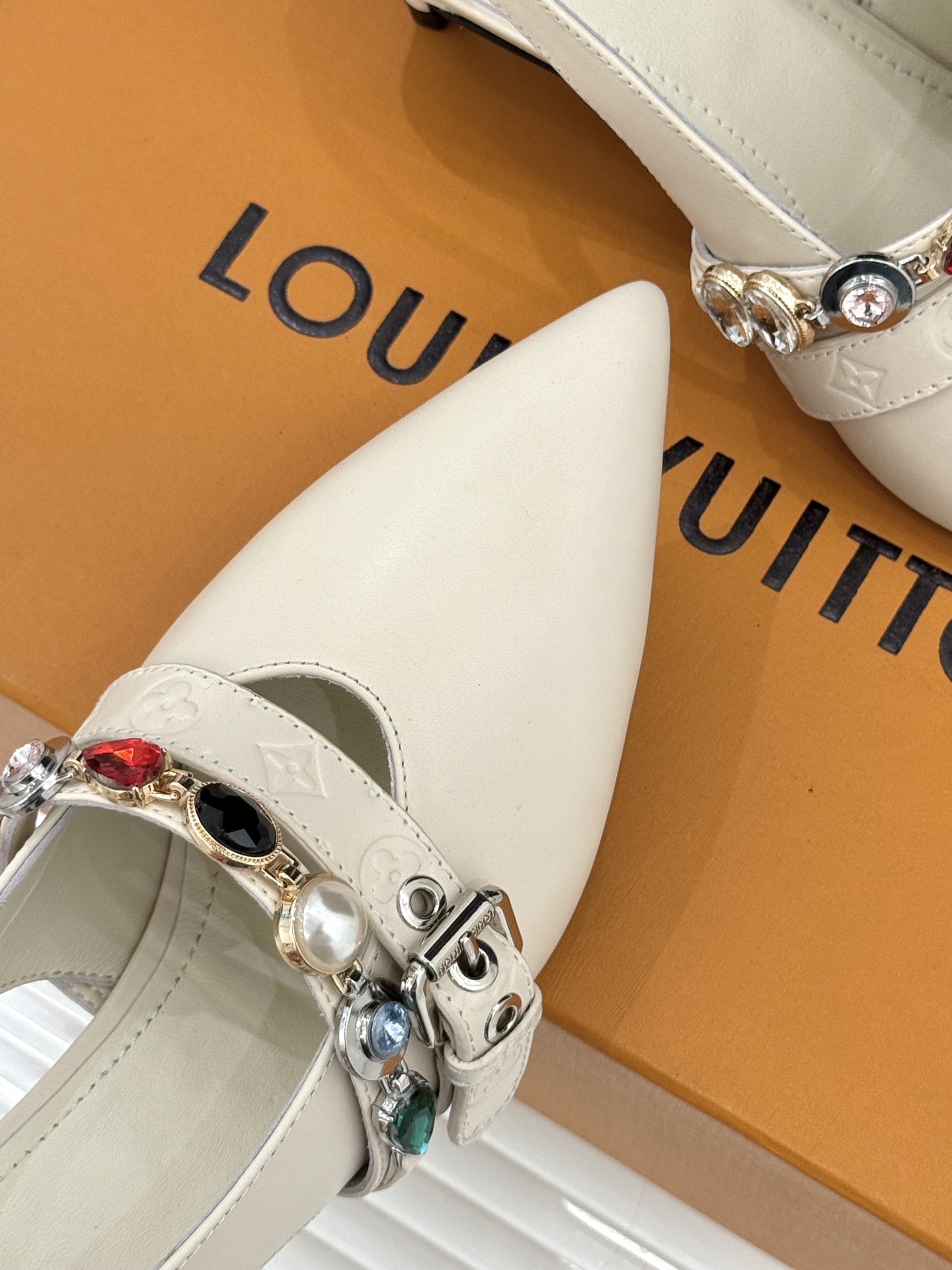 L*V驴家25WF春夏新品复古老花珠宝链条尖头平底猫跟凉鞋经典老花设计彰显品牌的永恒魅力标志性珠宝链条缠