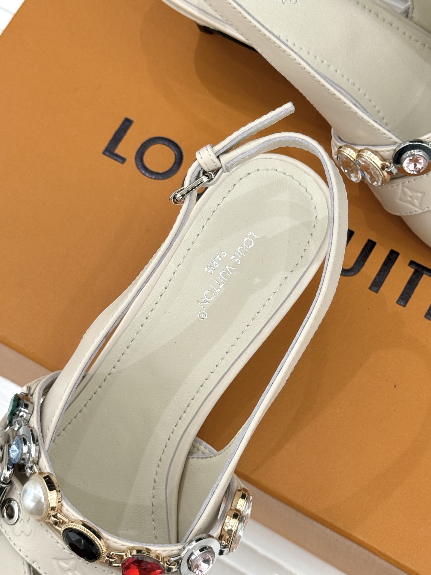 L*V驴家25WF春夏新品复古老花珠宝链条尖头平底猫跟凉鞋经典老花设计彰显品牌的永恒魅力标志性珠宝链条缠