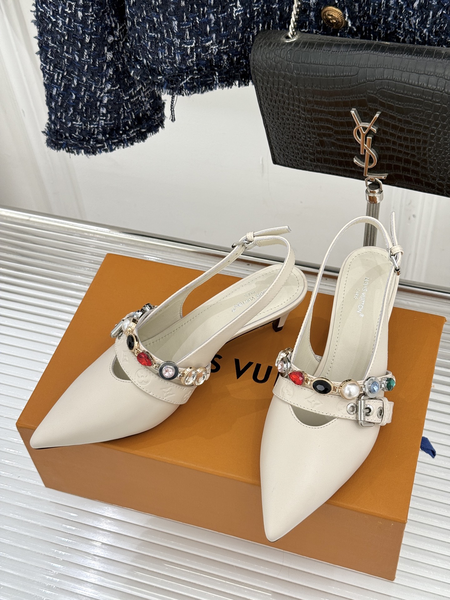 L*V驴家25WF春夏新品复古老花珠宝链条尖头平底猫跟凉鞋经典老花设计彰显品牌的永恒魅力标志性珠宝链条缠