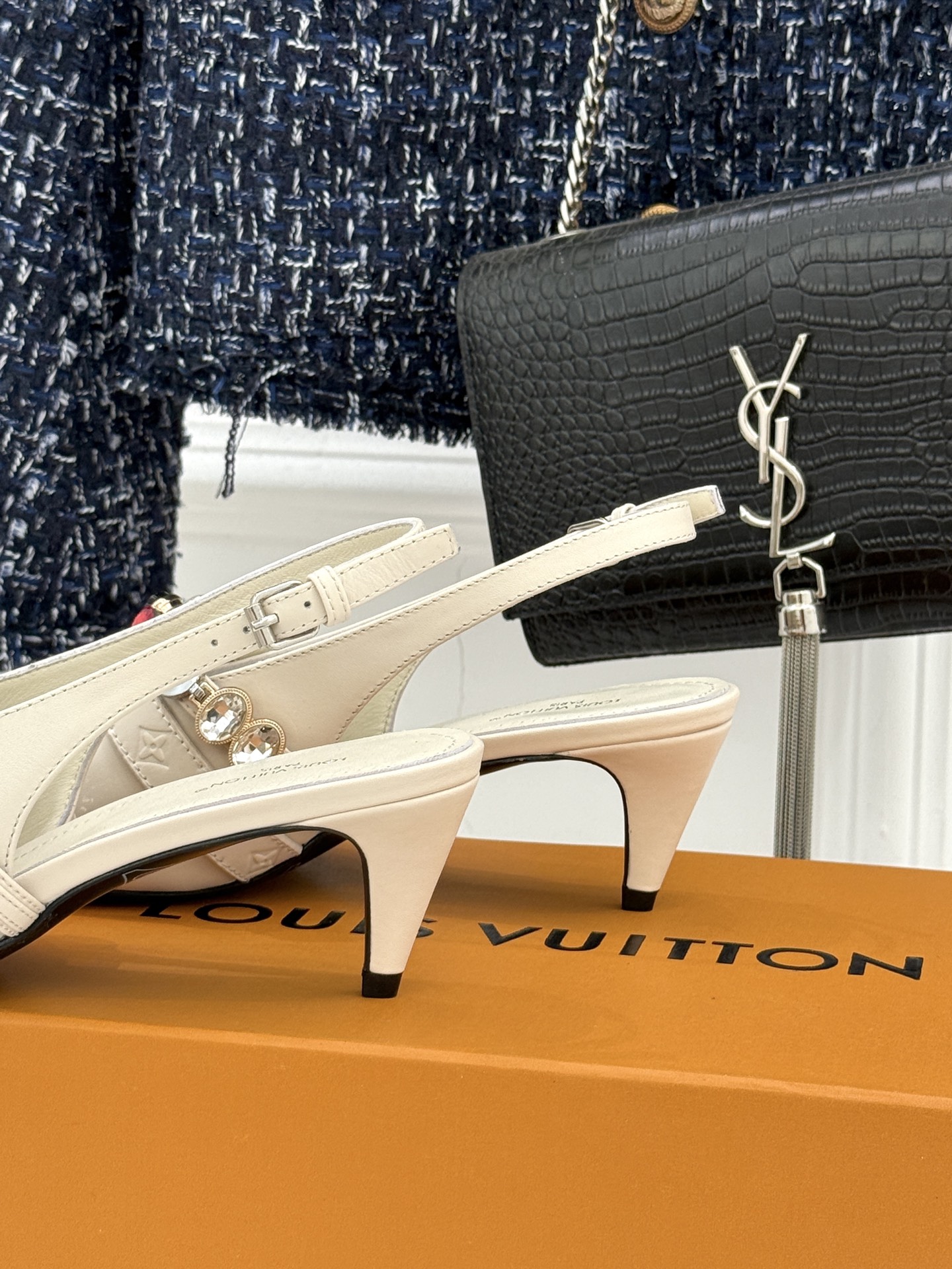 L*V驴家25WF春夏新品复古老花珠宝链条尖头平底猫跟凉鞋经典老花设计彰显品牌的永恒魅力标志性珠宝链条缠