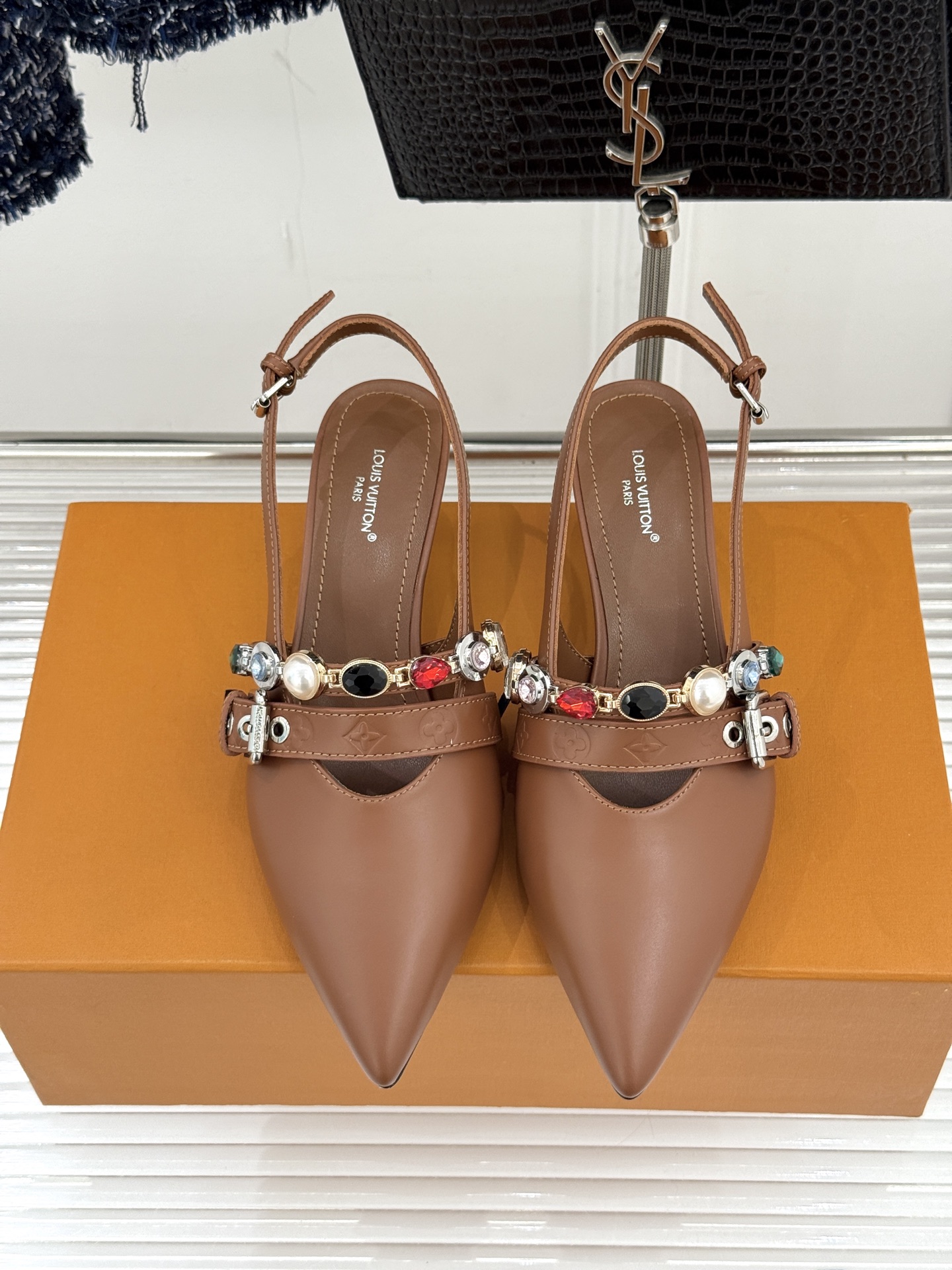 L*V驴家25WF春夏新品复古老花珠宝链条尖头平底猫跟凉鞋经典老花设计彰显品牌的永恒魅力标志性珠宝链条缠