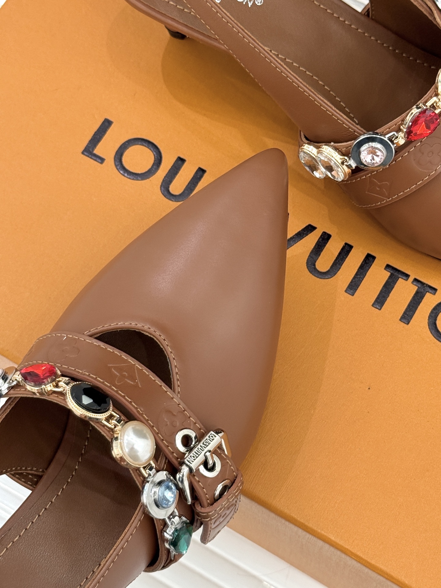 L*V驴家25WF春夏新品复古老花珠宝链条尖头平底猫跟凉鞋经典老花设计彰显品牌的永恒魅力标志性珠宝链条缠