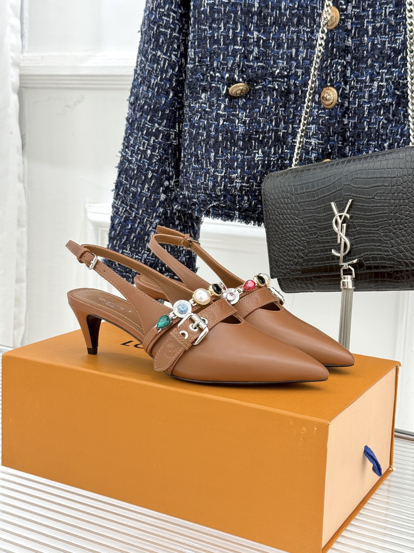 L*V驴家25WF春夏新品复古老花珠宝链条尖头平底猫跟凉鞋经典老花设计彰显品牌的永恒魅力标志性珠宝链条缠