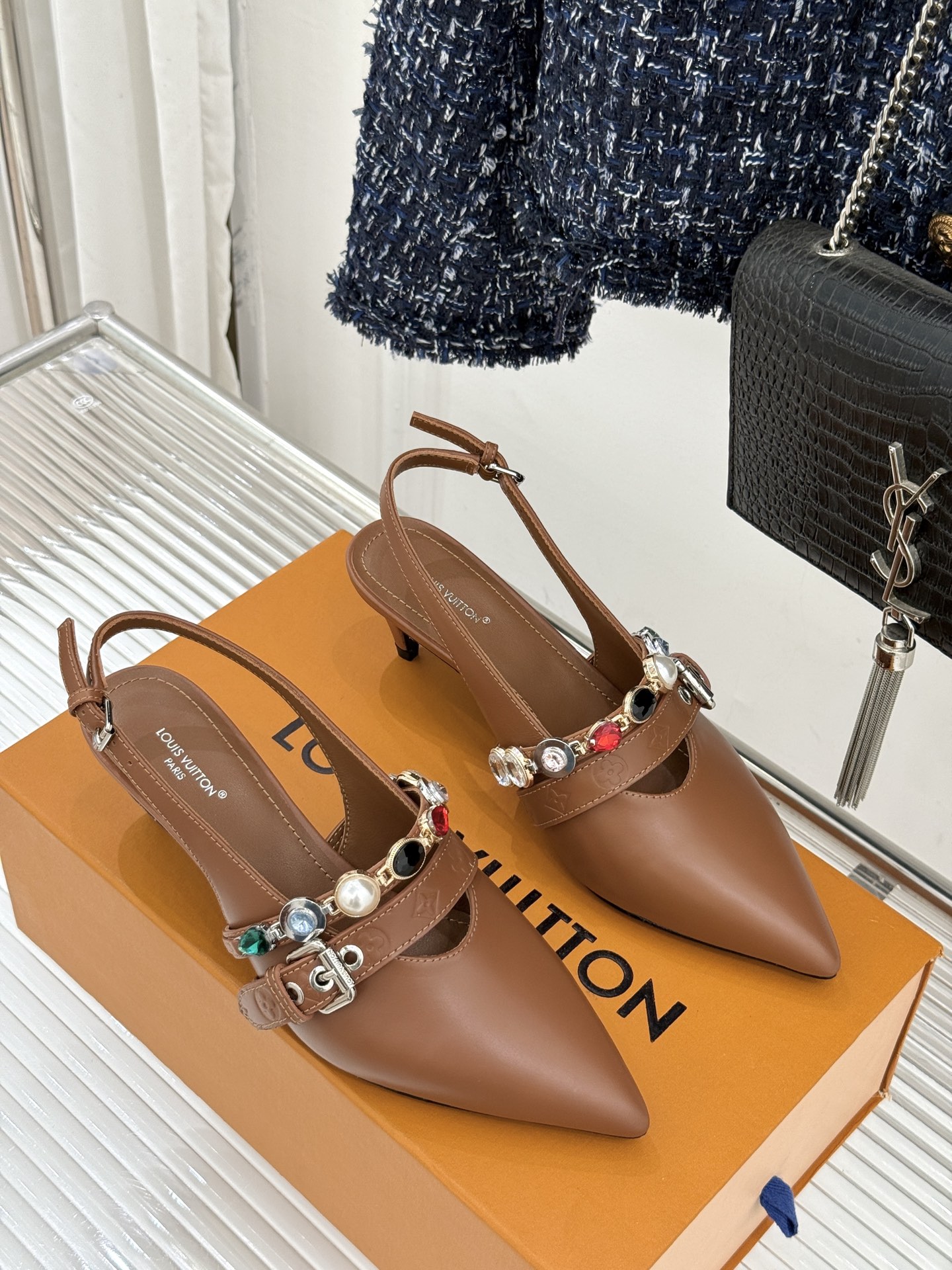 L*V驴家25WF春夏新品复古老花珠宝链条尖头平底猫跟凉鞋经典老花设计彰显品牌的永恒魅力标志性珠宝链条缠