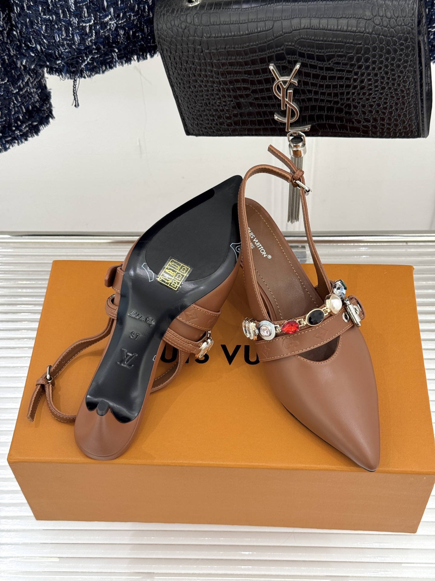 L*V驴家25WF春夏新品复古老花珠宝链条尖头平底猫跟凉鞋经典老花设计彰显品牌的永恒魅力标志性珠宝链条缠