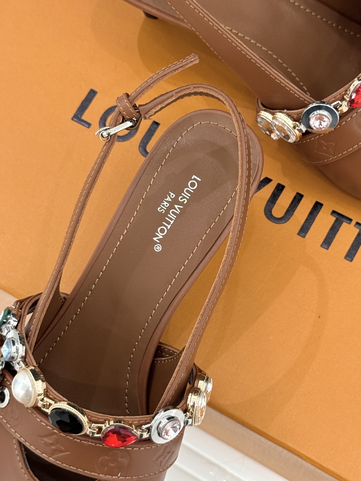 L*V驴家25WF春夏新品复古老花珠宝链条尖头平底猫跟凉鞋经典老花设计彰显品牌的永恒魅力标志性珠宝链条缠