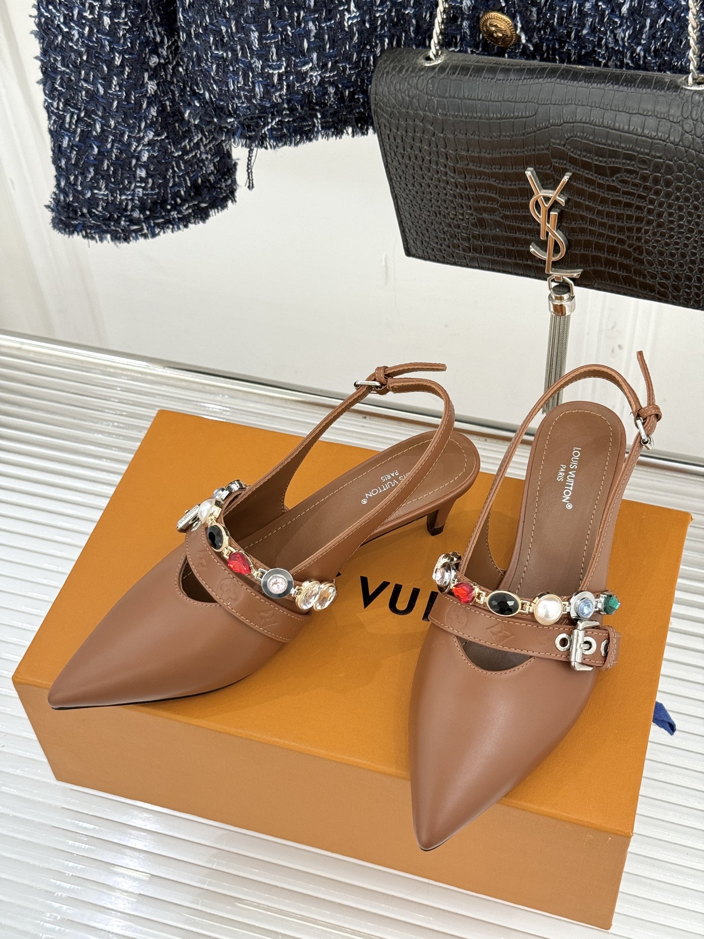 L*V驴家25WF春夏新品复古老花珠宝链条尖头平底猫跟凉鞋经典老花设计彰显品牌的永恒魅力标志性珠宝链条缠