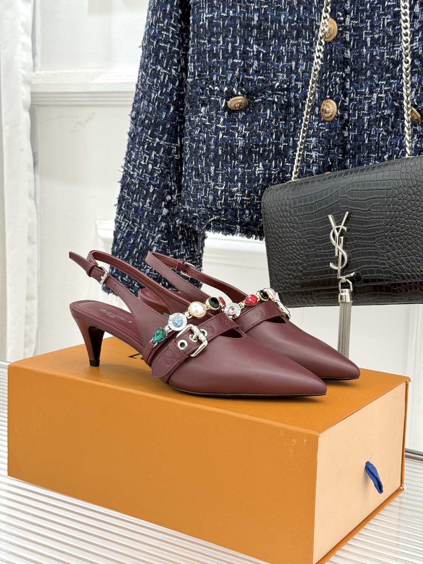 L*V驴家25WF春夏新品复古老花珠宝链条尖头平底猫跟凉鞋经典老花设计彰显品牌的永恒魅力标志性珠宝链条缠