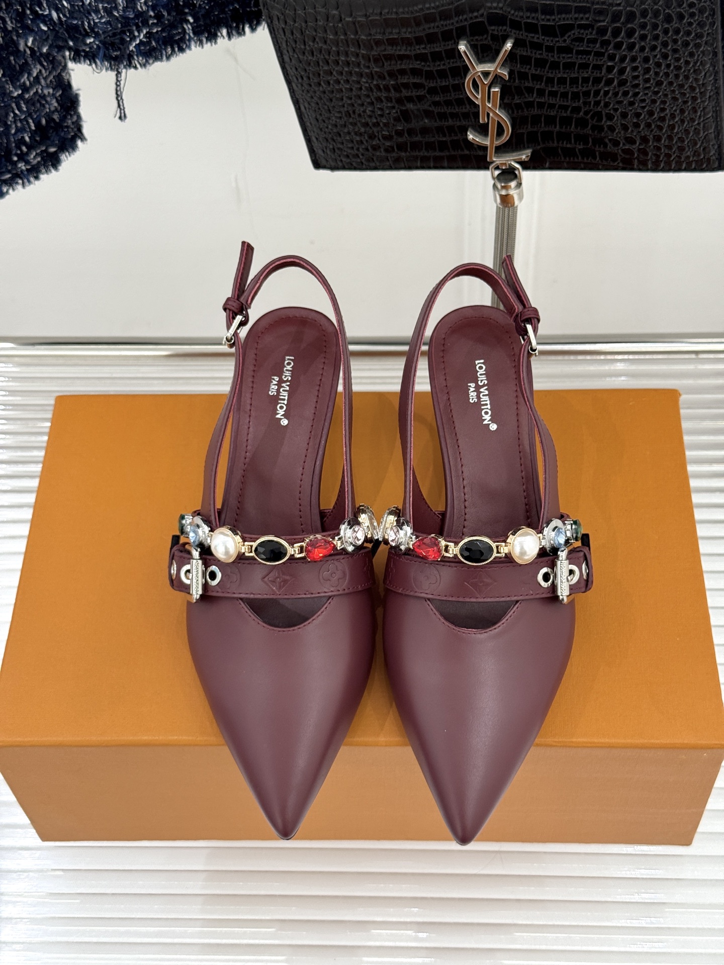 L*V驴家25WF春夏新品复古老花珠宝链条尖头平底猫跟凉鞋经典老花设计彰显品牌的永恒魅力标志性珠宝链条缠