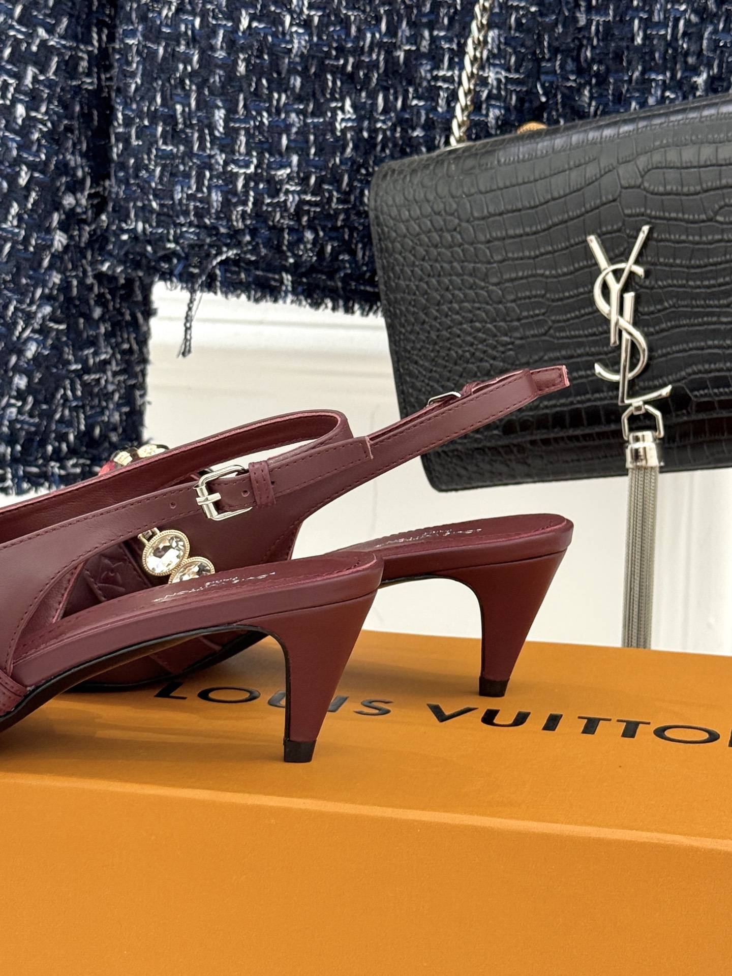 L*V驴家25WF春夏新品复古老花珠宝链条尖头平底猫跟凉鞋经典老花设计彰显品牌的永恒魅力标志性珠宝链条缠