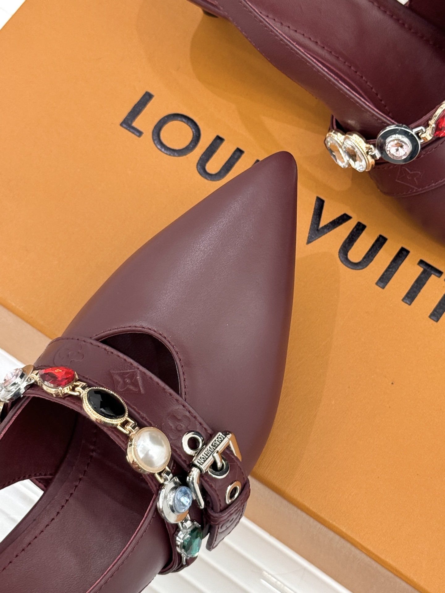 L*V驴家25WF春夏新品复古老花珠宝链条尖头平底猫跟凉鞋经典老花设计彰显品牌的永恒魅力标志性珠宝链条缠