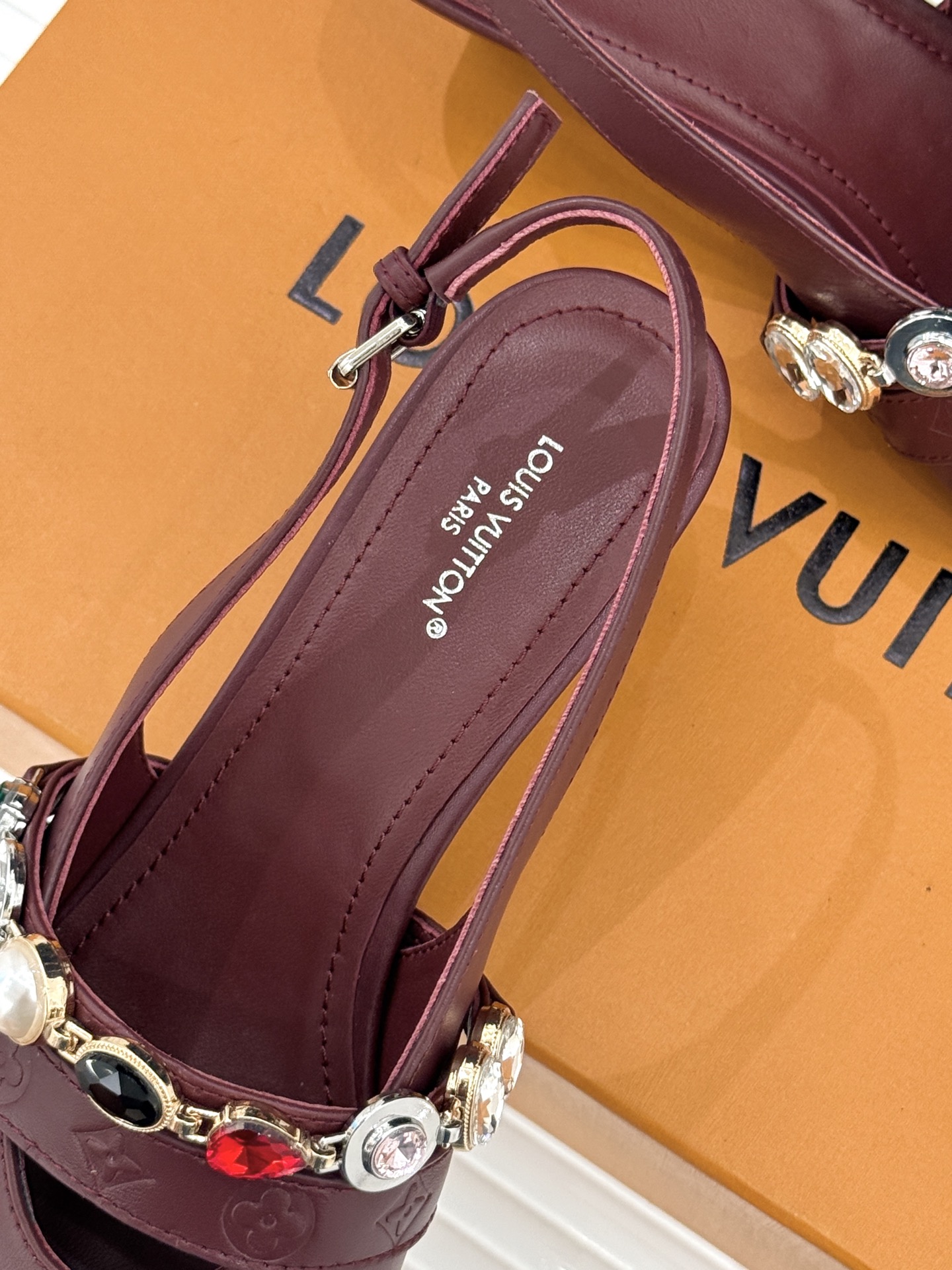 L*V驴家25WF春夏新品复古老花珠宝链条尖头平底猫跟凉鞋经典老花设计彰显品牌的永恒魅力标志性珠宝链条缠