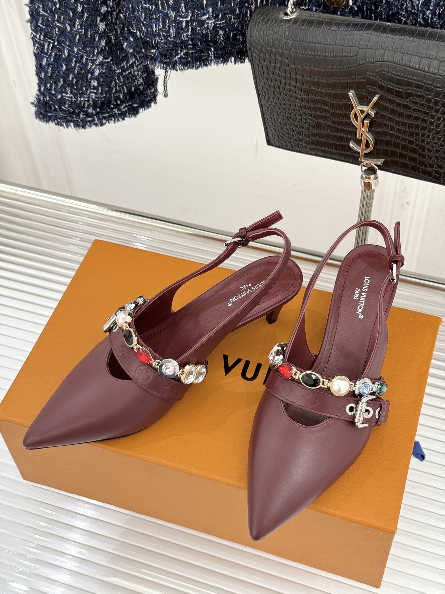 L*V驴家25WF春夏新品复古老花珠宝链条尖头平底猫跟凉鞋经典老花设计彰显品牌的永恒魅力标志性珠宝链条缠