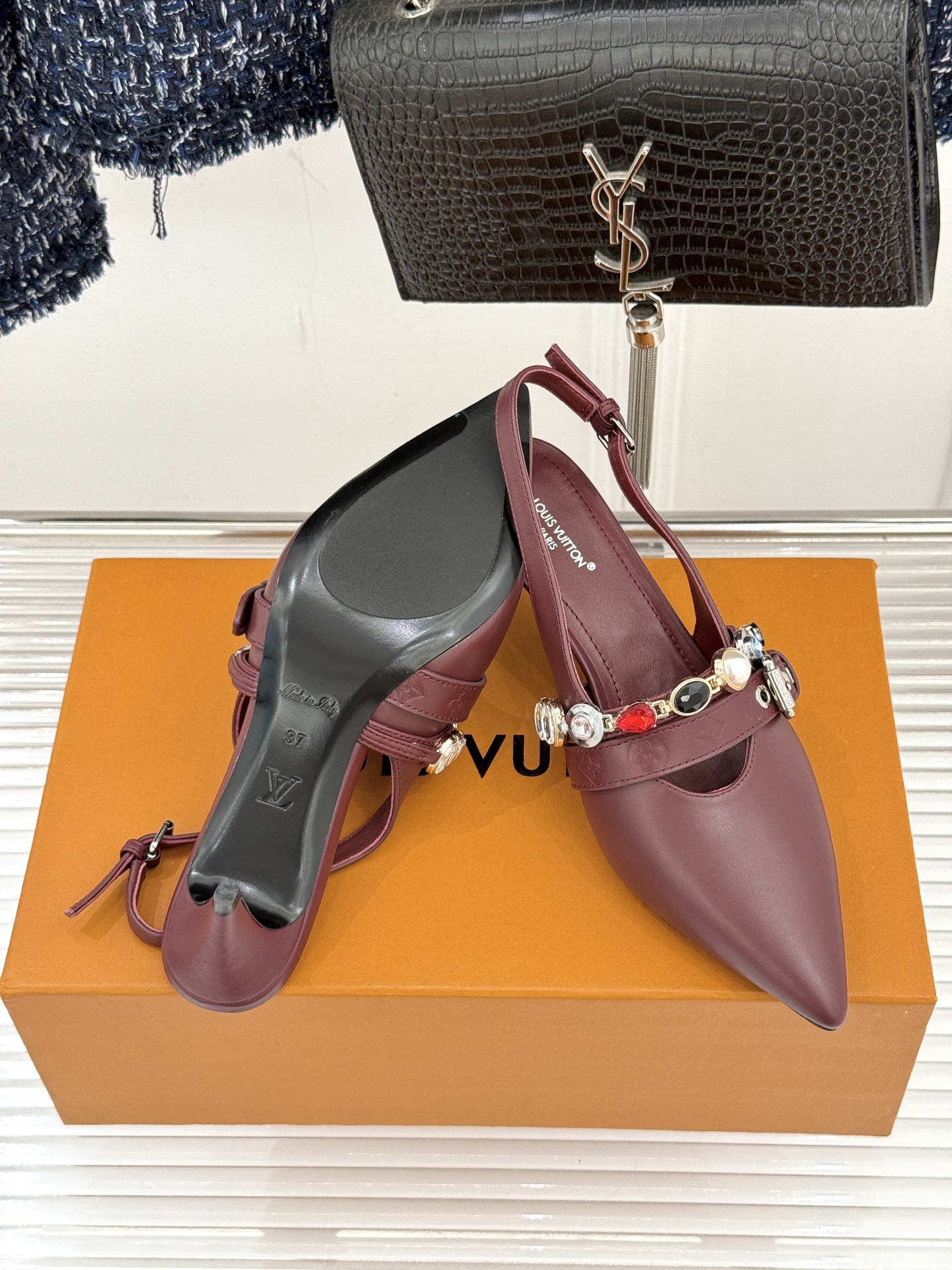 L*V驴家25WF春夏新品复古老花珠宝链条尖头平底猫跟凉鞋经典老花设计彰显品牌的永恒魅力标志性珠宝链条缠