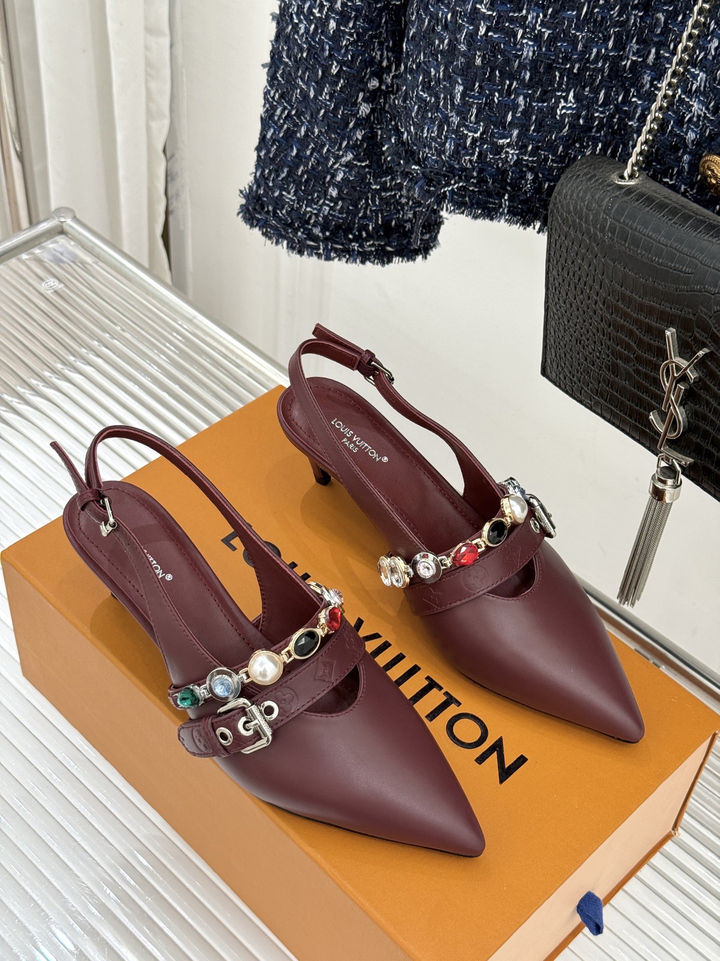 L*V驴家25WF春夏新品复古老花珠宝链条尖头平底猫跟凉鞋经典老花设计彰显品牌的永恒魅力标志性珠宝链条缠