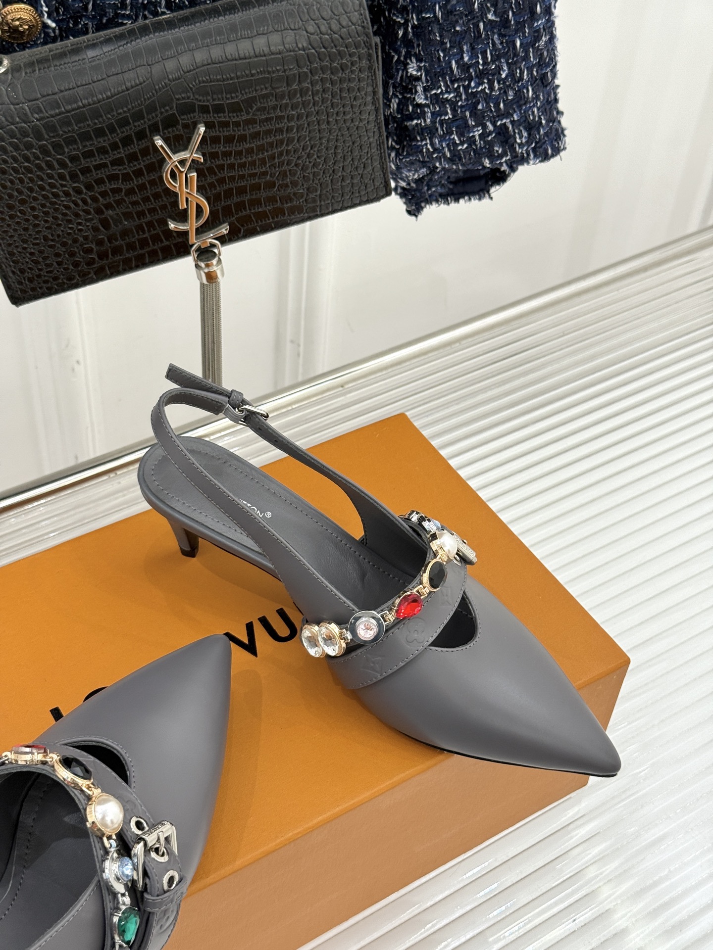 L*V驴家25WF春夏新品复古老花珠宝链条尖头平底猫跟凉鞋经典老花设计彰显品牌的永恒魅力标志性珠宝链条缠