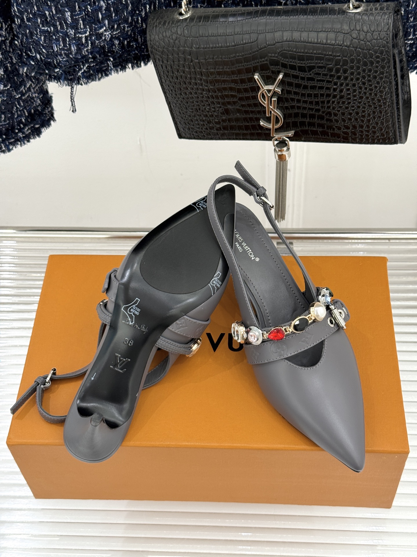 L*V驴家25WF春夏新品复古老花珠宝链条尖头平底猫跟凉鞋经典老花设计彰显品牌的永恒魅力标志性珠宝链条缠