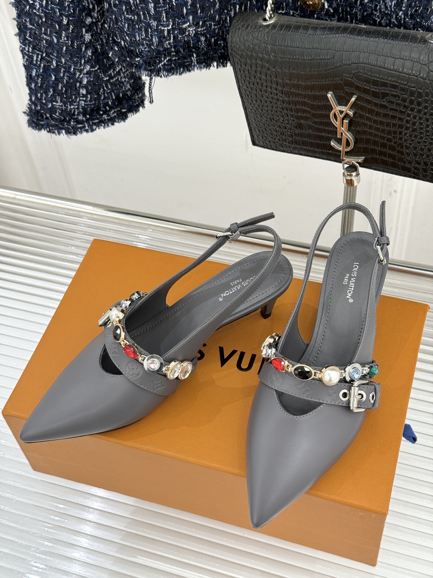 L*V驴家25WF春夏新品复古老花珠宝链条尖头平底猫跟凉鞋经典老花设计彰显品牌的永恒魅力标志性珠宝链条缠