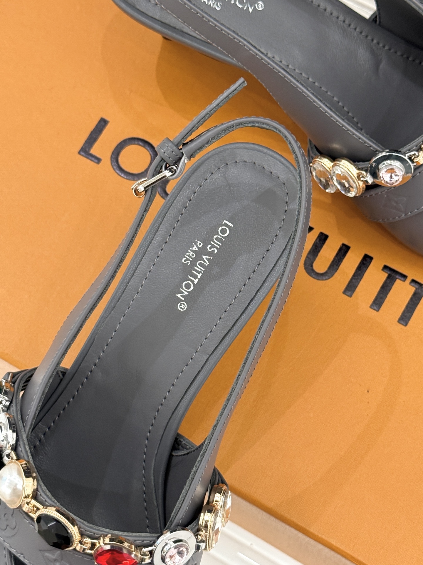 L*V驴家25WF春夏新品复古老花珠宝链条尖头平底猫跟凉鞋经典老花设计彰显品牌的永恒魅力标志性珠宝链条缠