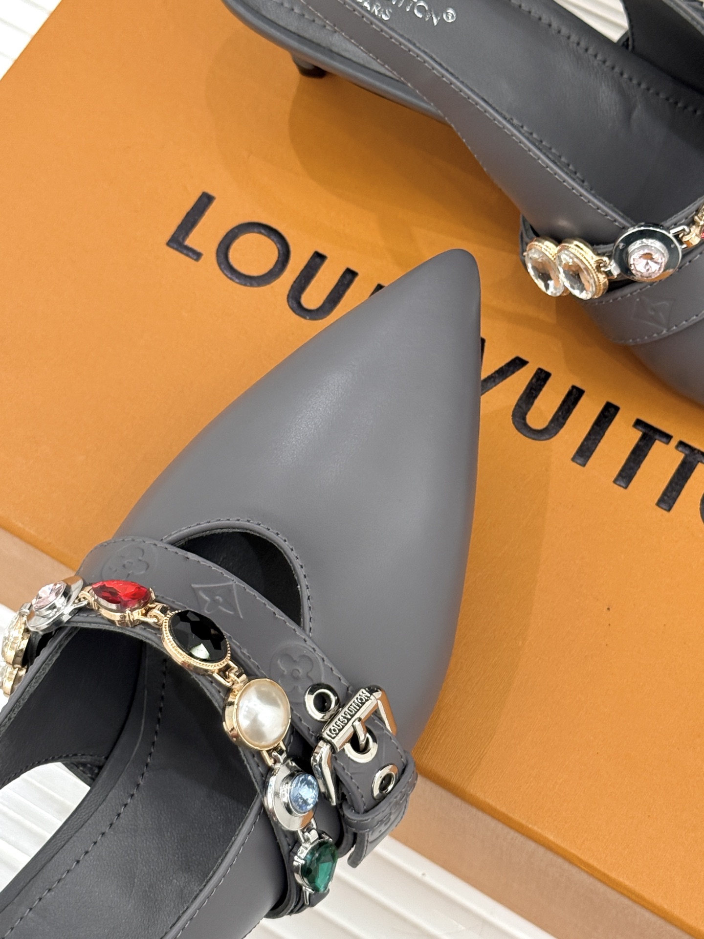 L*V驴家25WF春夏新品复古老花珠宝链条尖头平底猫跟凉鞋经典老花设计彰显品牌的永恒魅力标志性珠宝链条缠