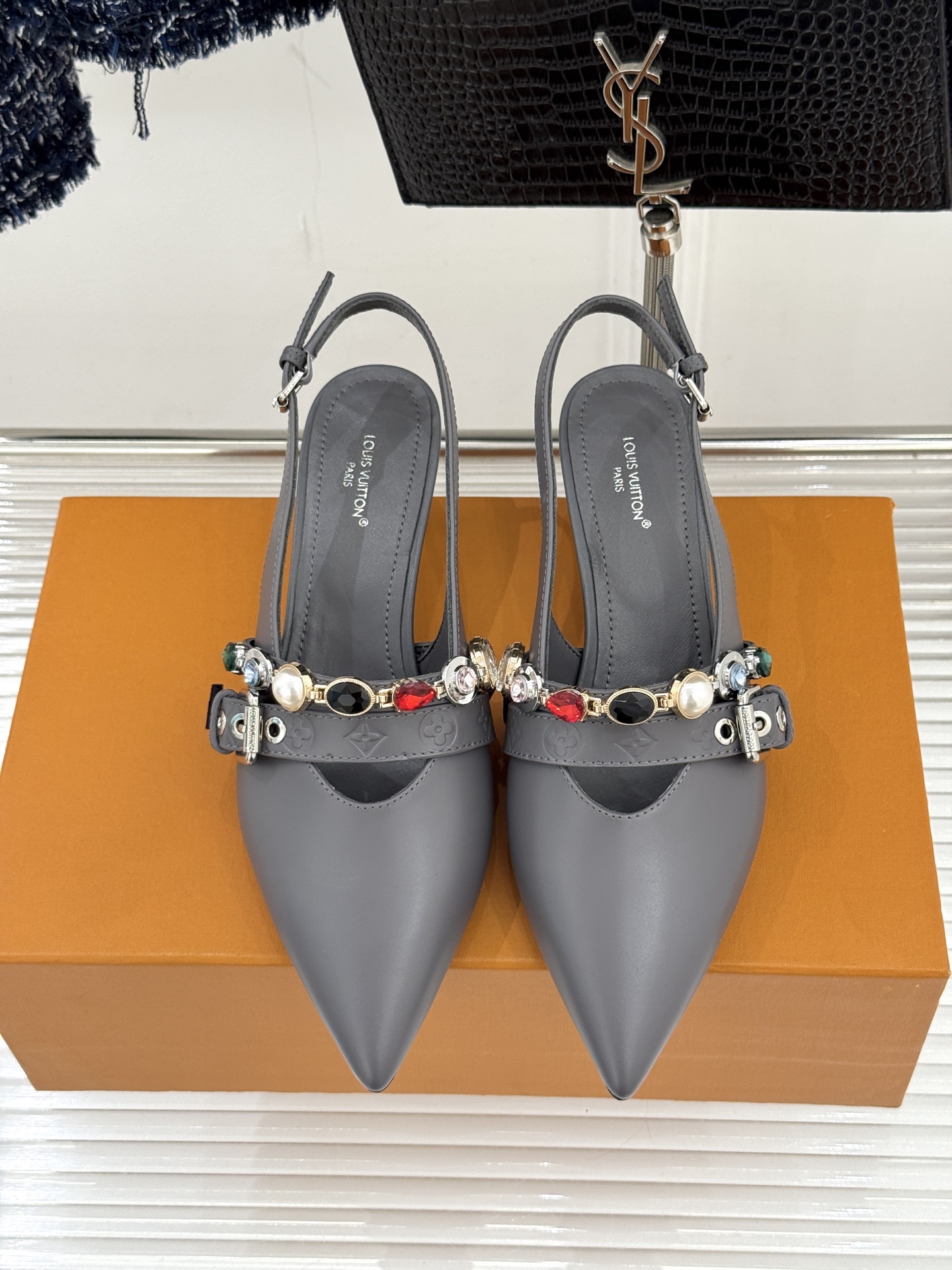 L*V驴家25WF春夏新品复古老花珠宝链条尖头平底猫跟凉鞋经典老花设计彰显品牌的永恒魅力标志性珠宝链条缠