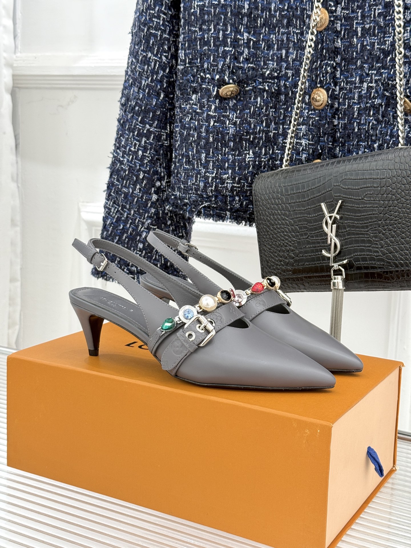 L*V驴家25WF春夏新品复古老花珠宝链条尖头平底猫跟凉鞋经典老花设计彰显品牌的永恒魅力标志性珠宝链条缠