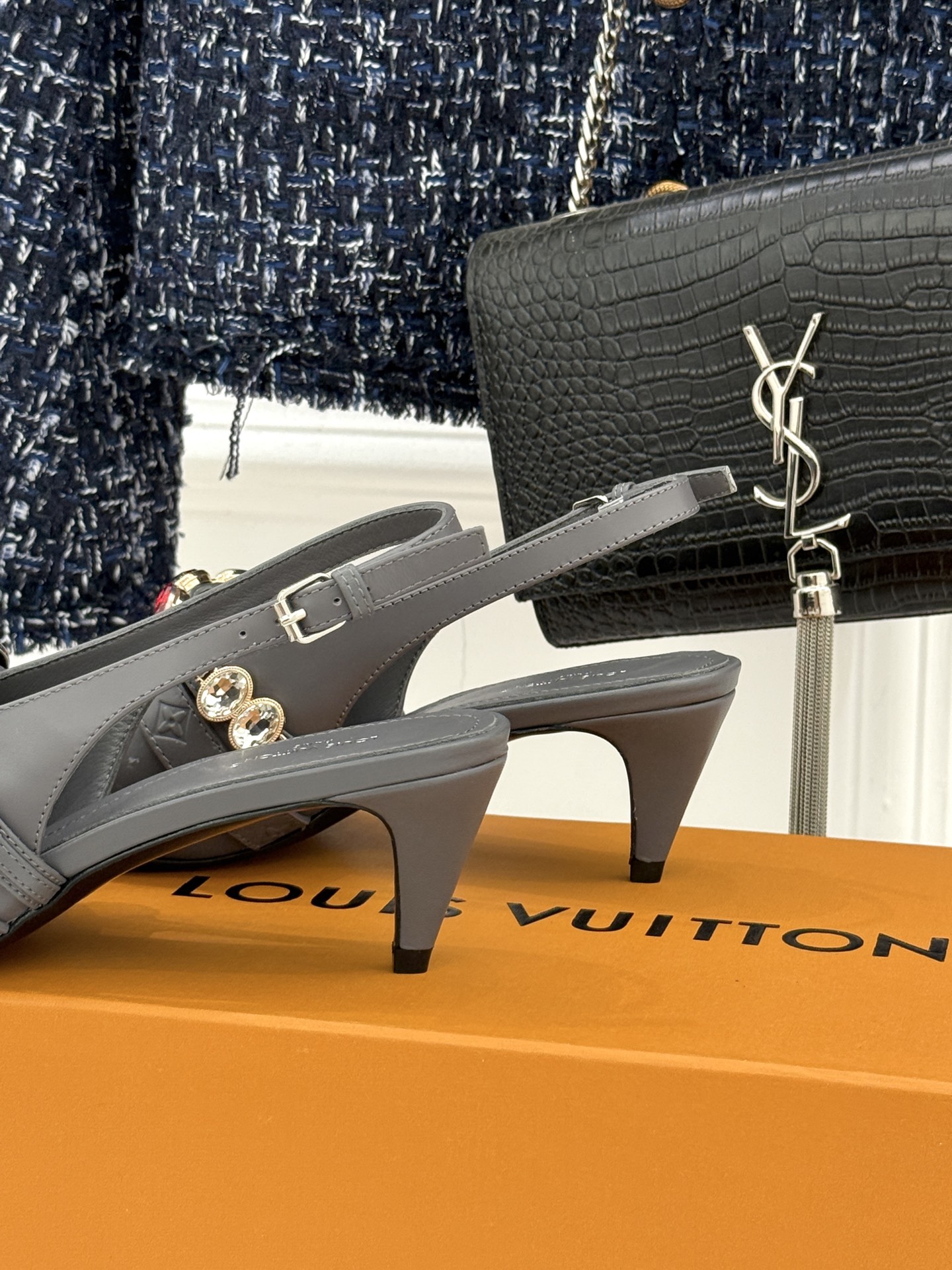 L*V驴家25WF春夏新品复古老花珠宝链条尖头平底猫跟凉鞋经典老花设计彰显品牌的永恒魅力标志性珠宝链条缠