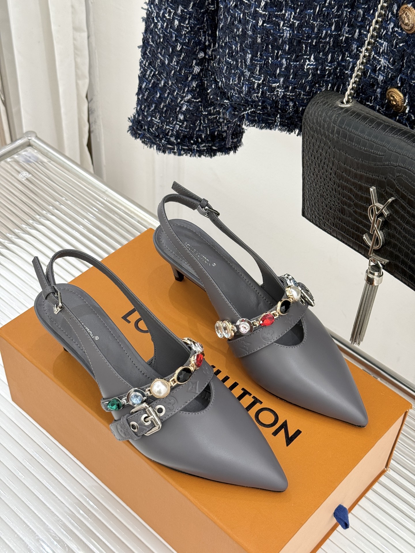 L*V驴家25WF春夏新品复古老花珠宝链条尖头平底猫跟凉鞋经典老花设计彰显品牌的永恒魅力标志性珠宝链条缠