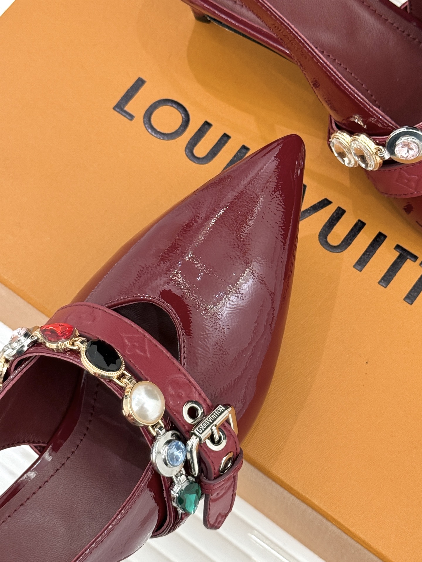 L*V驴家25WF春夏新品复古老花珠宝链条尖头平底猫跟凉鞋经典老花设计彰显品牌的永恒魅力标志性珠宝链条缠