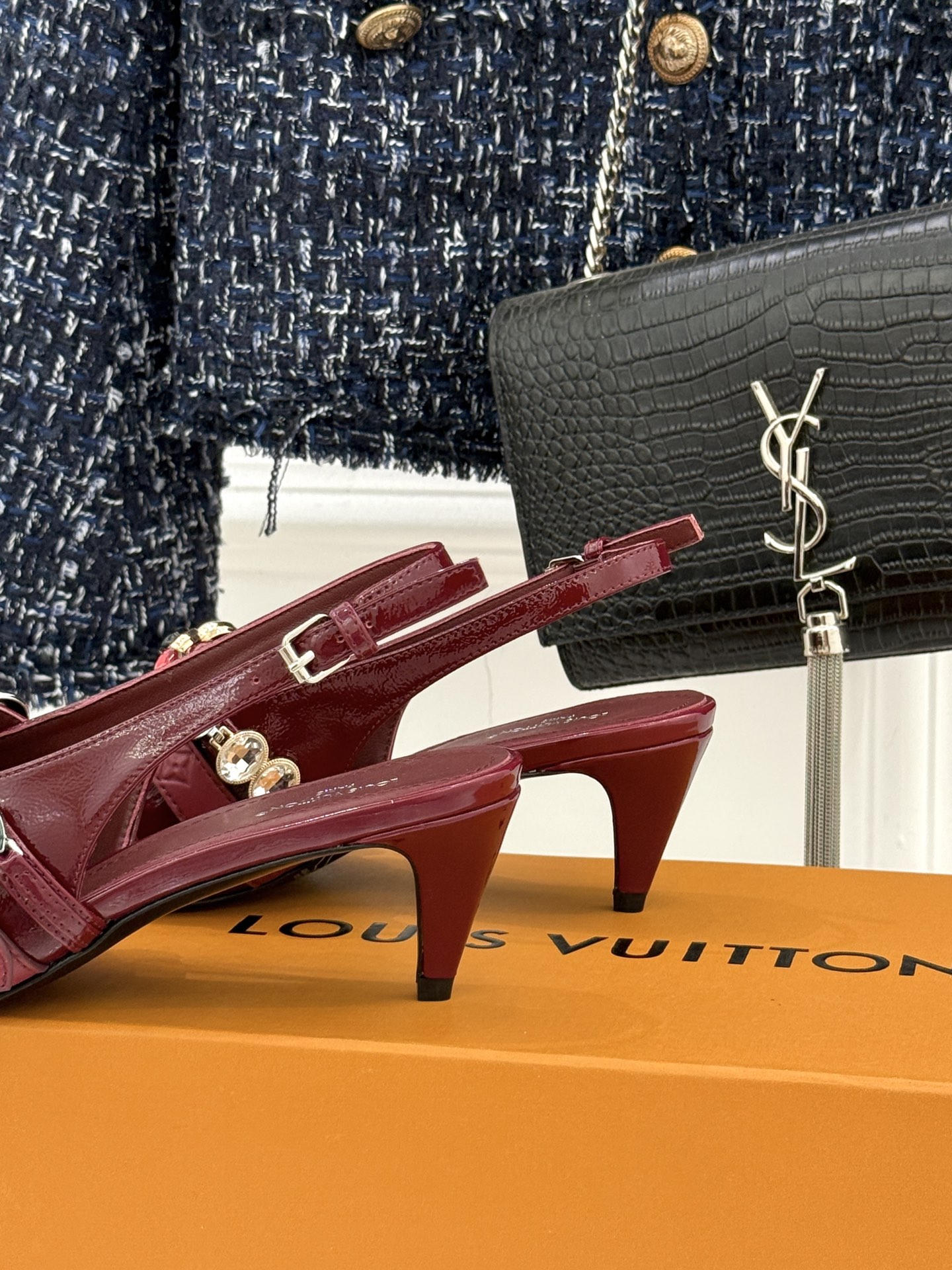 L*V驴家25WF春夏新品复古老花珠宝链条尖头平底猫跟凉鞋经典老花设计彰显品牌的永恒魅力标志性珠宝链条缠