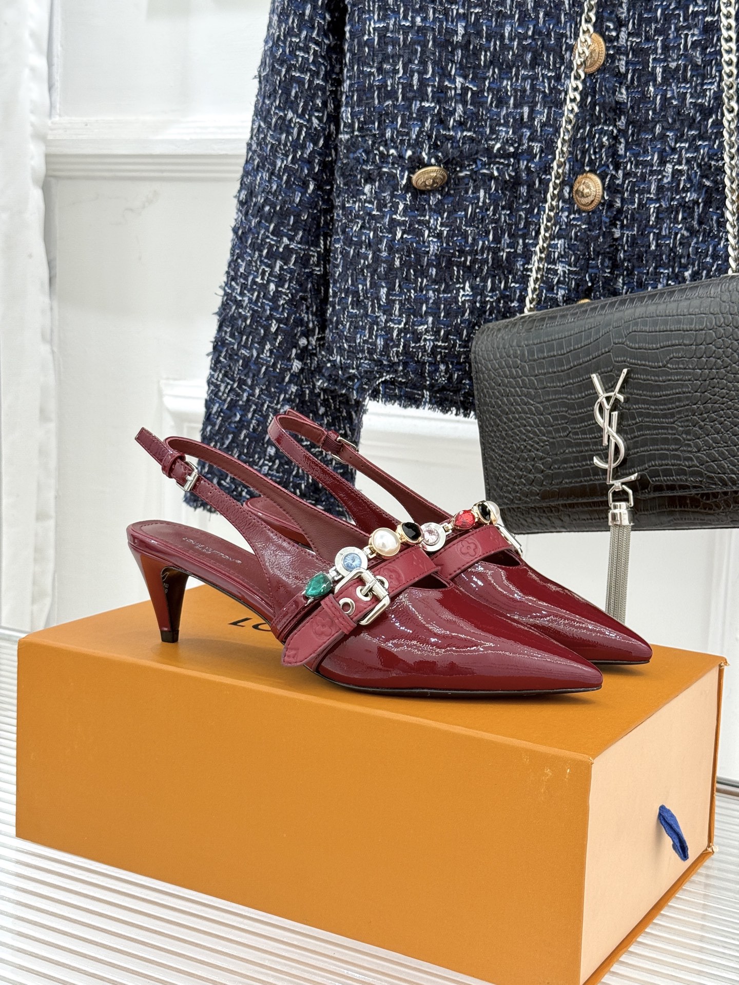 L*V驴家25WF春夏新品复古老花珠宝链条尖头平底猫跟凉鞋经典老花设计彰显品牌的永恒魅力标志性珠宝链条缠