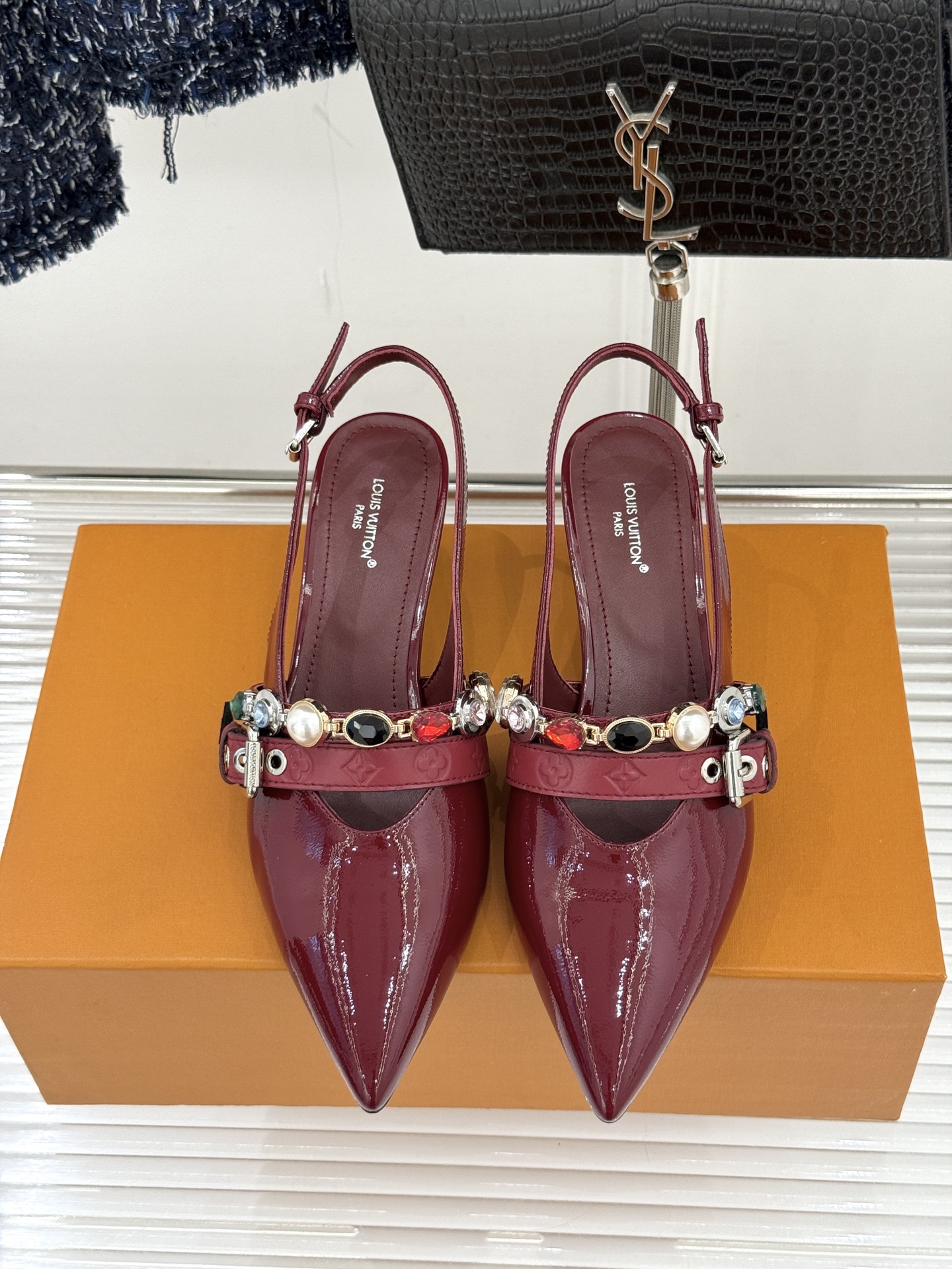 L*V驴家25WF春夏新品复古老花珠宝链条尖头平底猫跟凉鞋经典老花设计彰显品牌的永恒魅力标志性珠宝链条缠