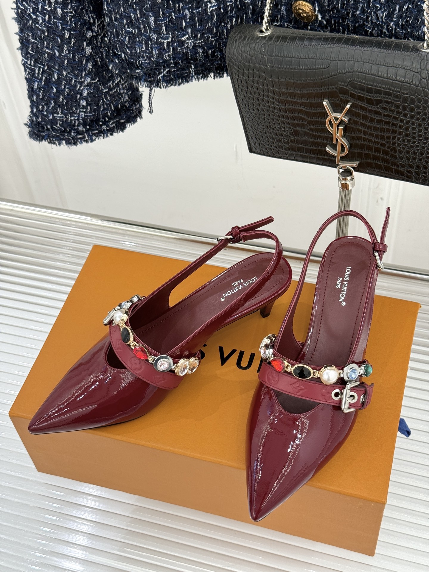 L*V驴家25WF春夏新品复古老花珠宝链条尖头平底猫跟凉鞋经典老花设计彰显品牌的永恒魅力标志性珠宝链条缠