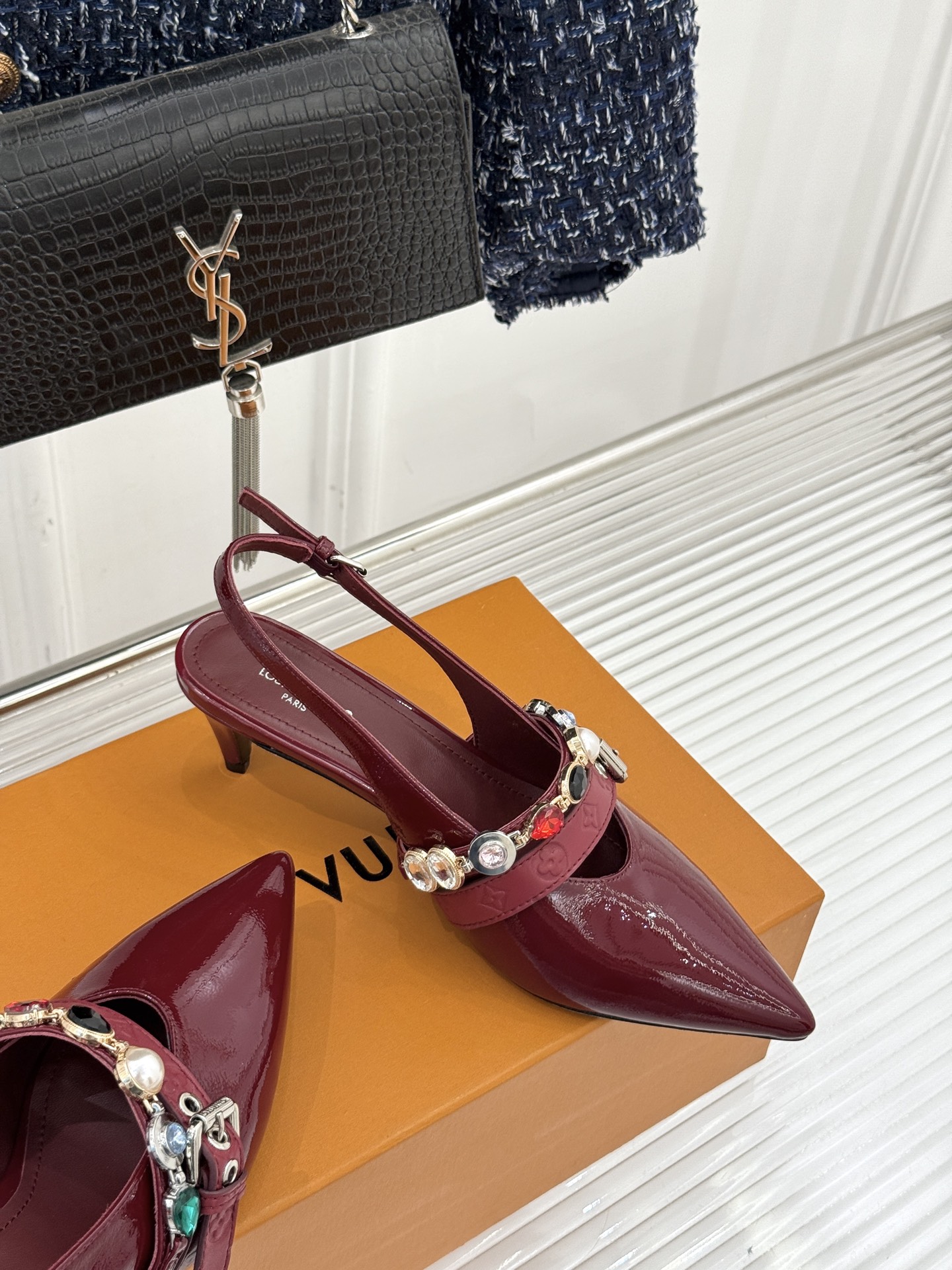 L*V驴家25WF春夏新品复古老花珠宝链条尖头平底猫跟凉鞋经典老花设计彰显品牌的永恒魅力标志性珠宝链条缠