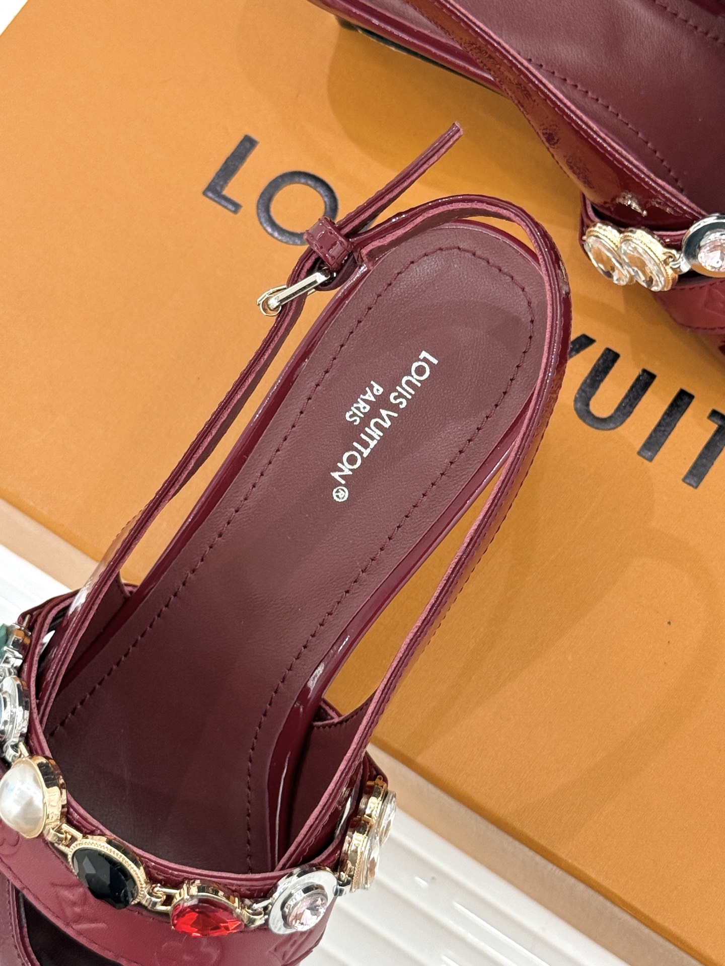 L*V驴家25WF春夏新品复古老花珠宝链条尖头平底猫跟凉鞋经典老花设计彰显品牌的永恒魅力标志性珠宝链条缠