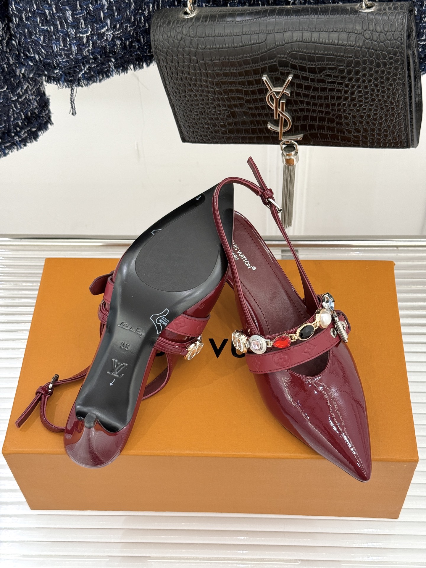 L*V驴家25WF春夏新品复古老花珠宝链条尖头平底猫跟凉鞋经典老花设计彰显品牌的永恒魅力标志性珠宝链条缠