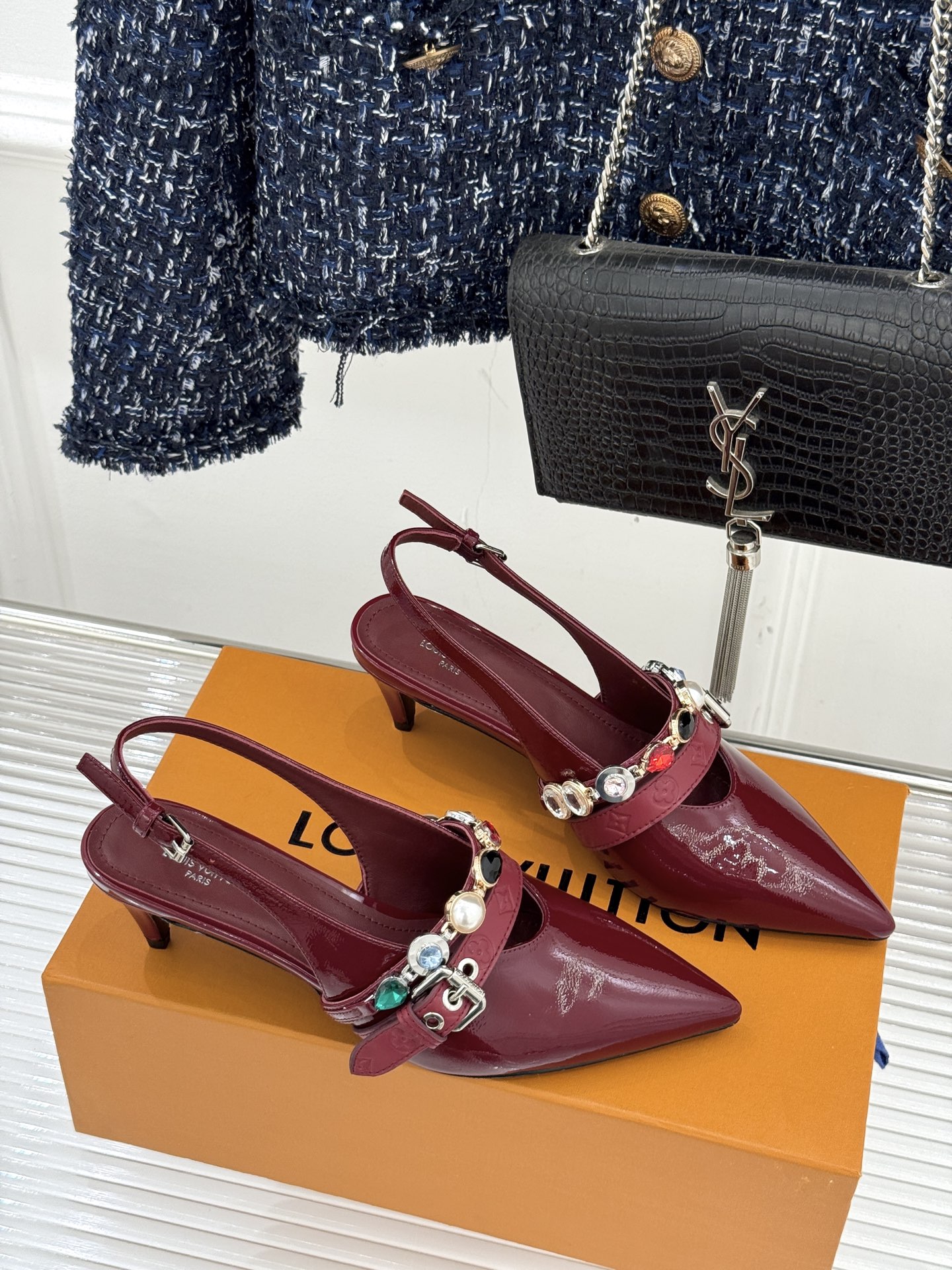 L*V驴家25WF春夏新品复古老花珠宝链条尖头平底猫跟凉鞋经典老花设计彰显品牌的永恒魅力标志性珠宝链条缠