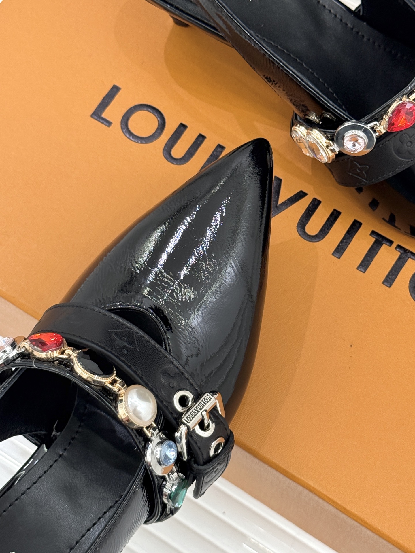 L*V驴家25WF春夏新品复古老花珠宝链条尖头平底猫跟凉鞋经典老花设计彰显品牌的永恒魅力标志性珠宝链条缠