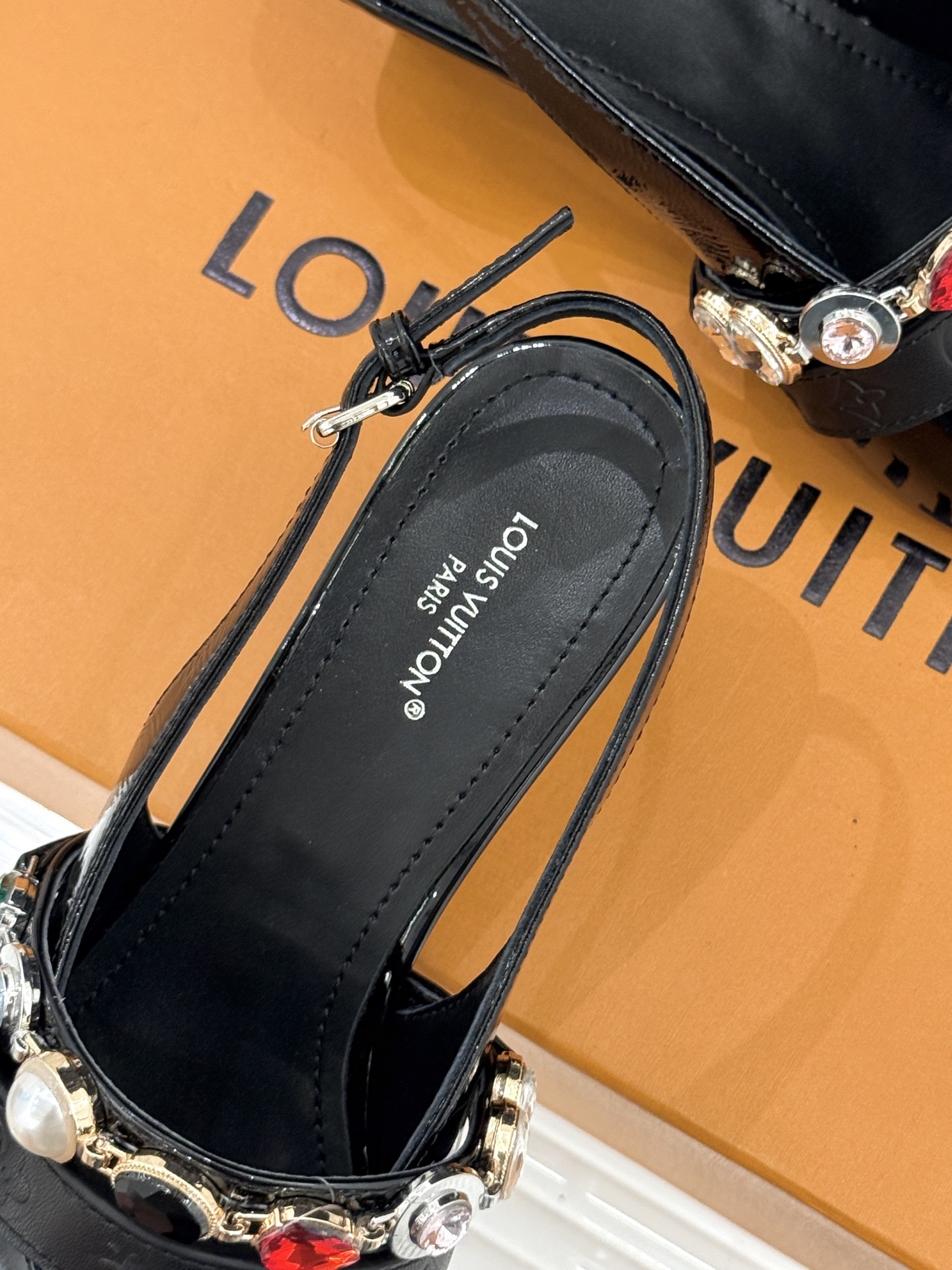 L*V驴家25WF春夏新品复古老花珠宝链条尖头平底猫跟凉鞋经典老花设计彰显品牌的永恒魅力标志性珠宝链条缠